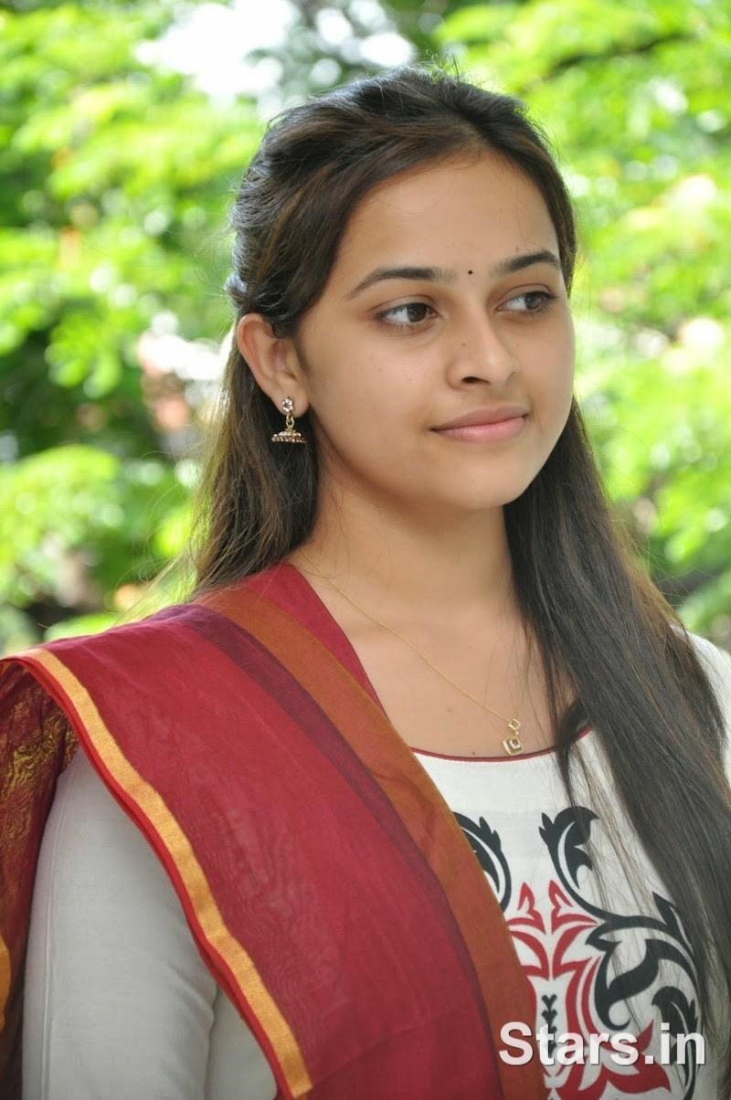 800x1210 Stars.in Actress Sri Divya Cute Photo, Phone