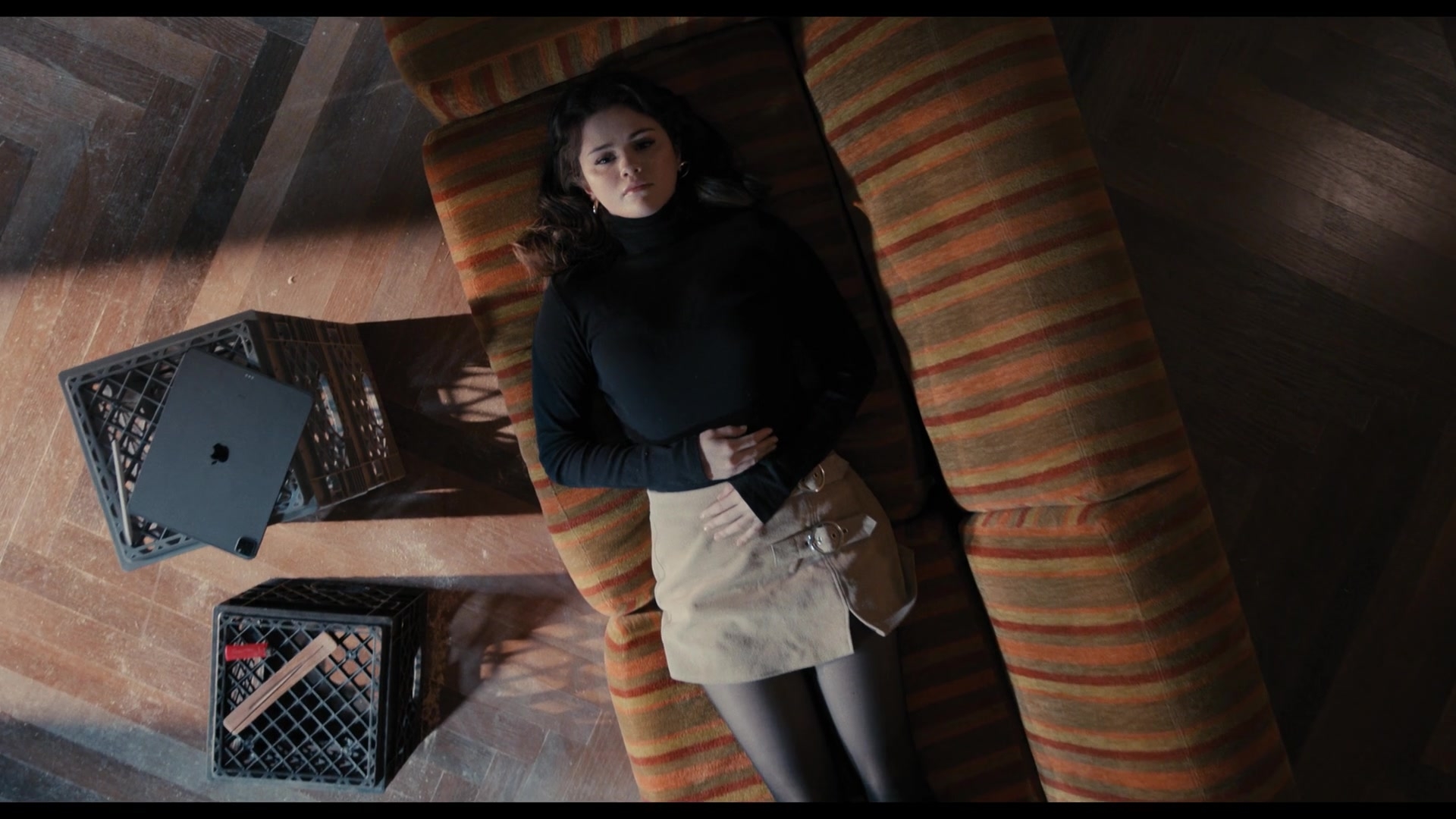 1920x1080 Apple IPad Tablet Of Selena Gomez As Mabel Mora In Only Murders In The Building S01E02 Who Is Tim Kono (2021), Desktop