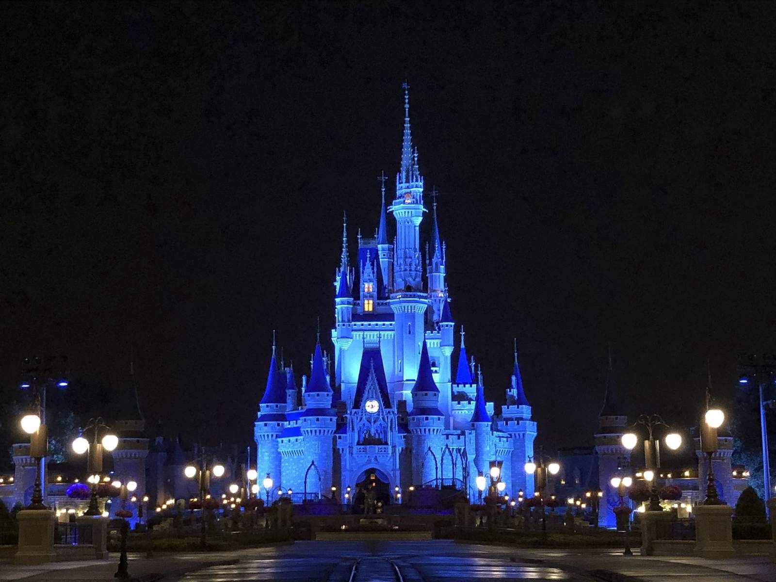 1600x1200 Cinderella's Castle shines in blue as Disney parks thank health, Desktop