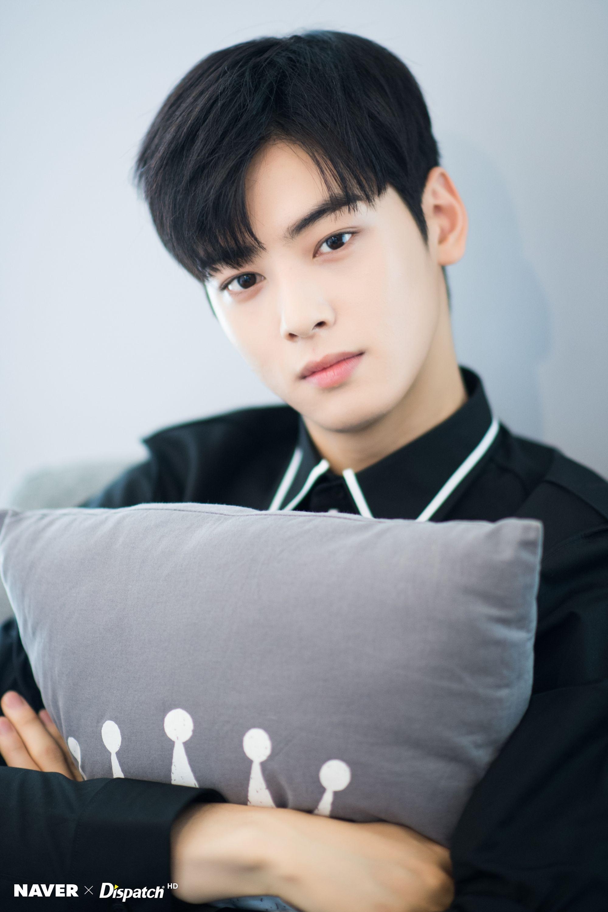 2000x3000 ASTRO's Eunwoo for Naver x Dispatch 'My ID is Gangnam Beauty, Phone