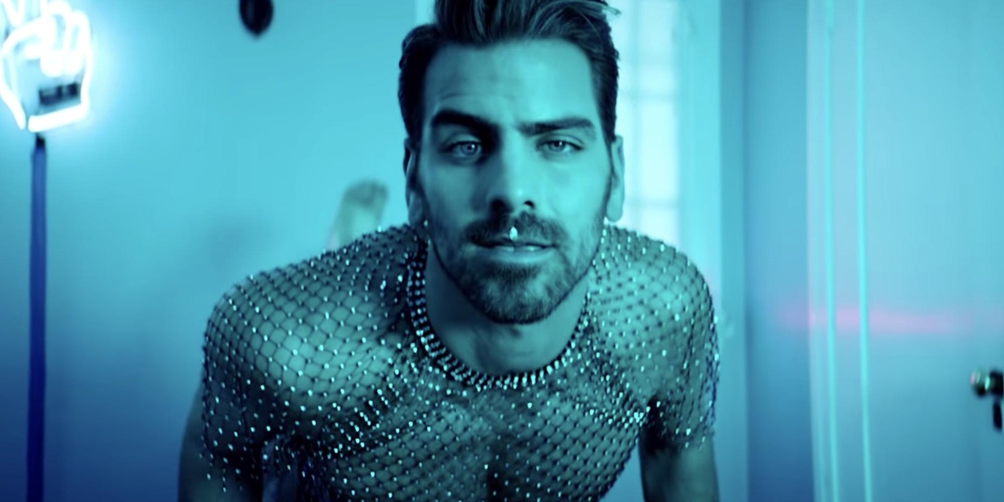 2000x1000 Nyle DiMarco Creates ASL Music Video for '7 Rings', Dual Screen