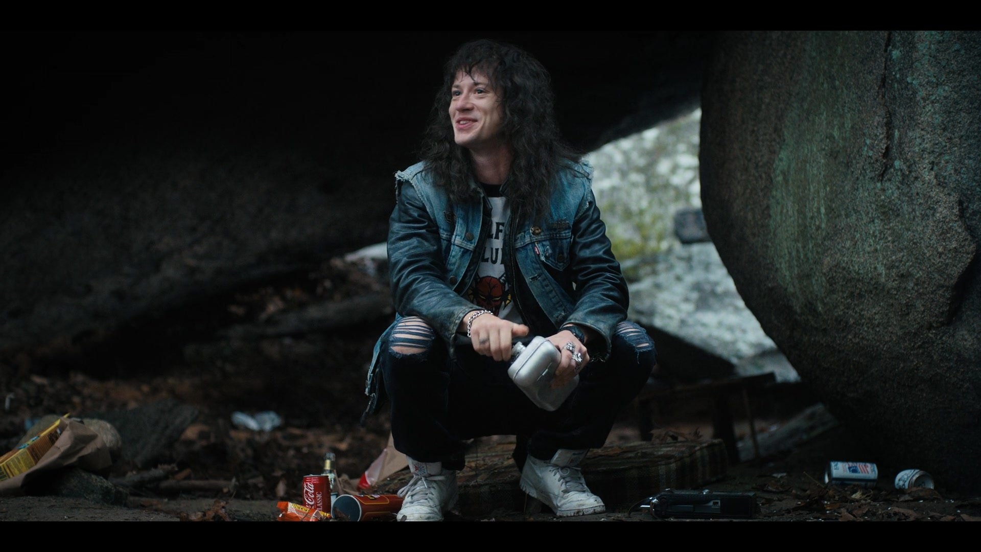 1920x1080 Reebok Men's Shoes Of Joseph Quinn As Eddie Munson And Coca Cola Classic Can In Stranger Things S04E06 Chapter Six: The Dive (2022), Desktop