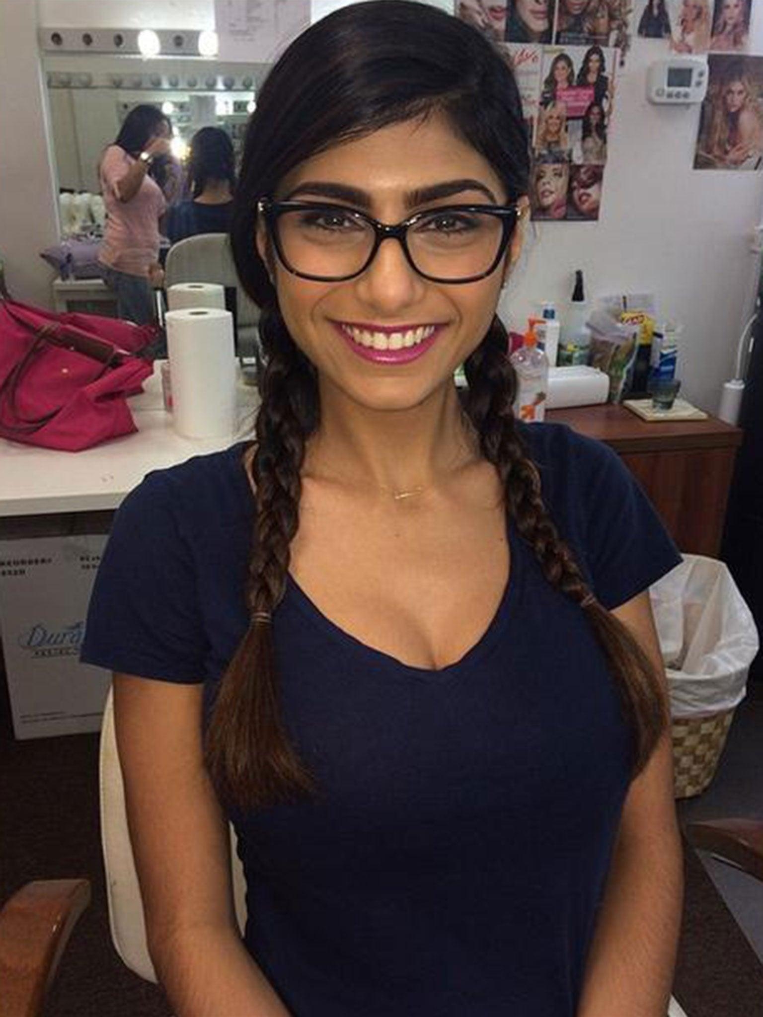 1540x2050 Pornhub star Mia Khalifa receives death threats after being ranked, Phone