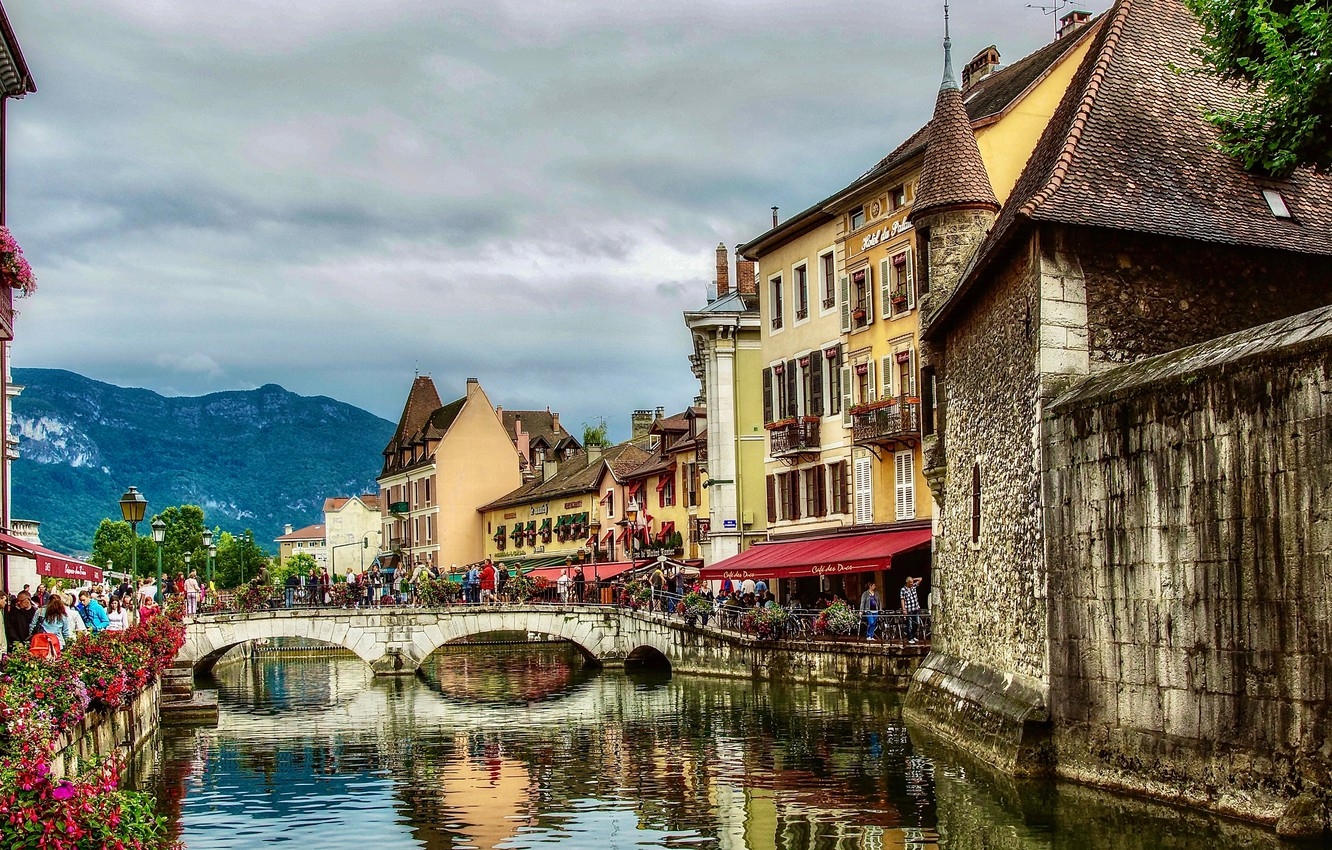 1340x850 Wallpaper mountains, bridge, river, France, building, home, France, Annecy, Annecy, River TEW, Thiou River image for desktop, section город, Desktop