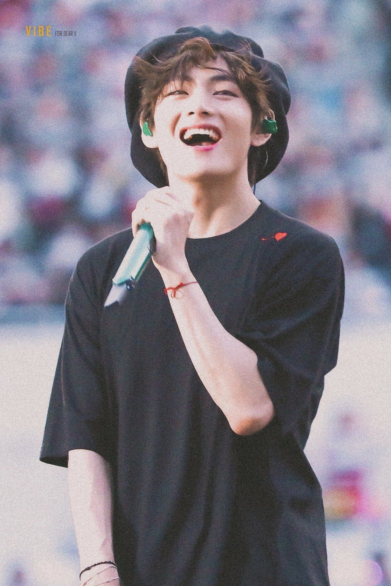 1340x2000 ᵗ on Twitter. Kim taehyung, Bts taehyung, Taehyung smile, Phone