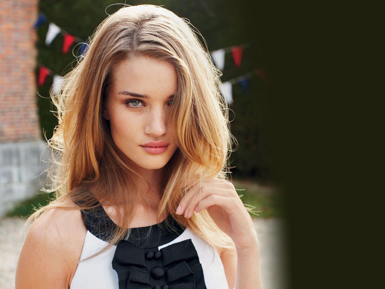 1600x1200 Rosie Huntington Whiteley Wallpaper, Desktop