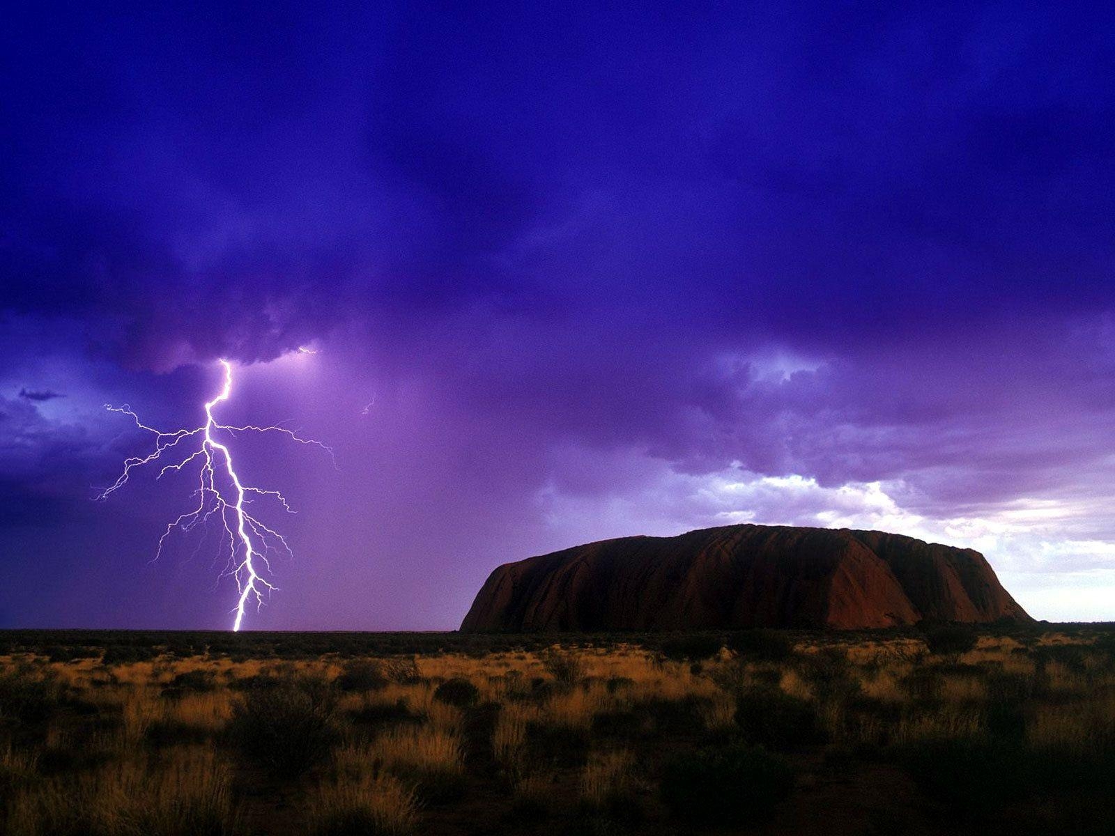 1600x1200 Download Wallpaper clouds thunderstorm lightning uluru ayers rock, Desktop