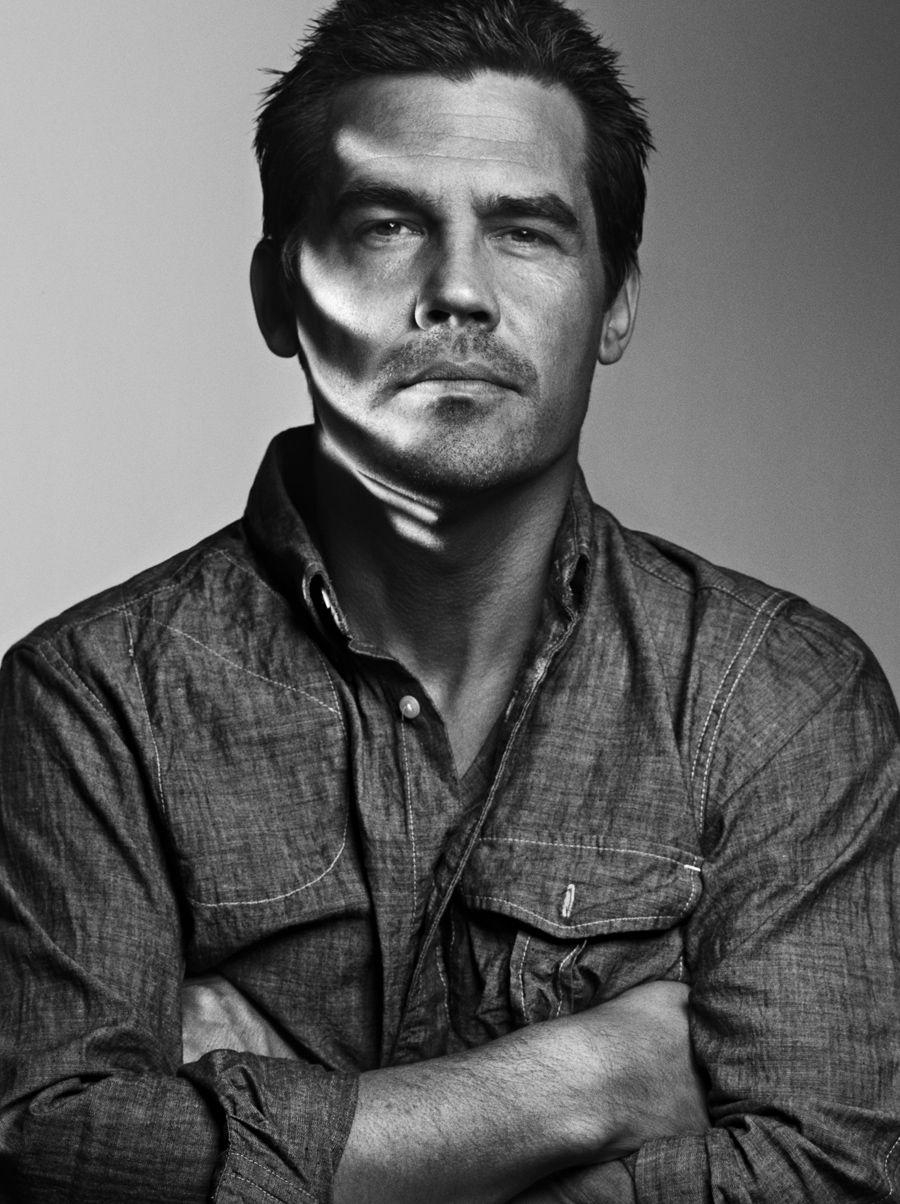 900x1210 Josh Brolin, Phone