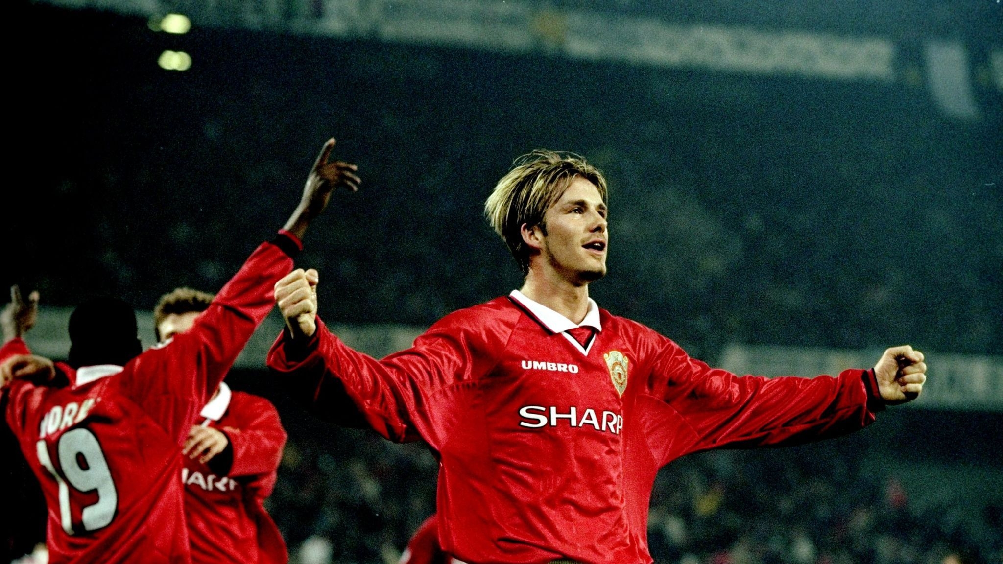 2050x1160 David Beckham to play in Manchester United treble reunion, Desktop