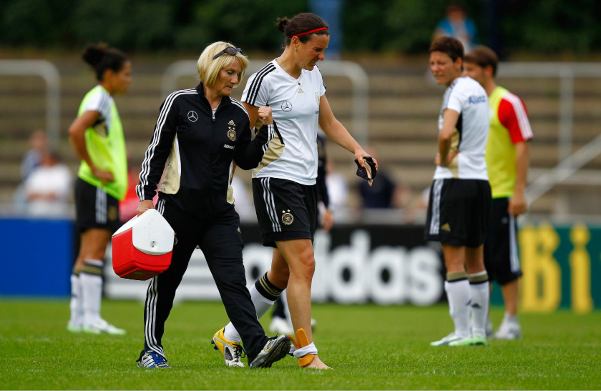 1920x1250 Frauen Fußballürmerin Birgit Prinz Knickt Um Und Bricht, Desktop