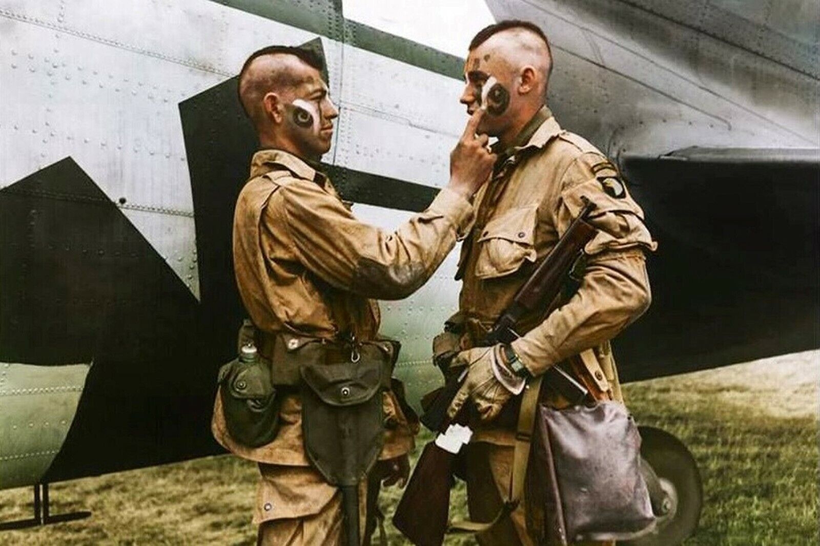 1600x1070 Paratrooper WW2 Photo Glossy, Desktop