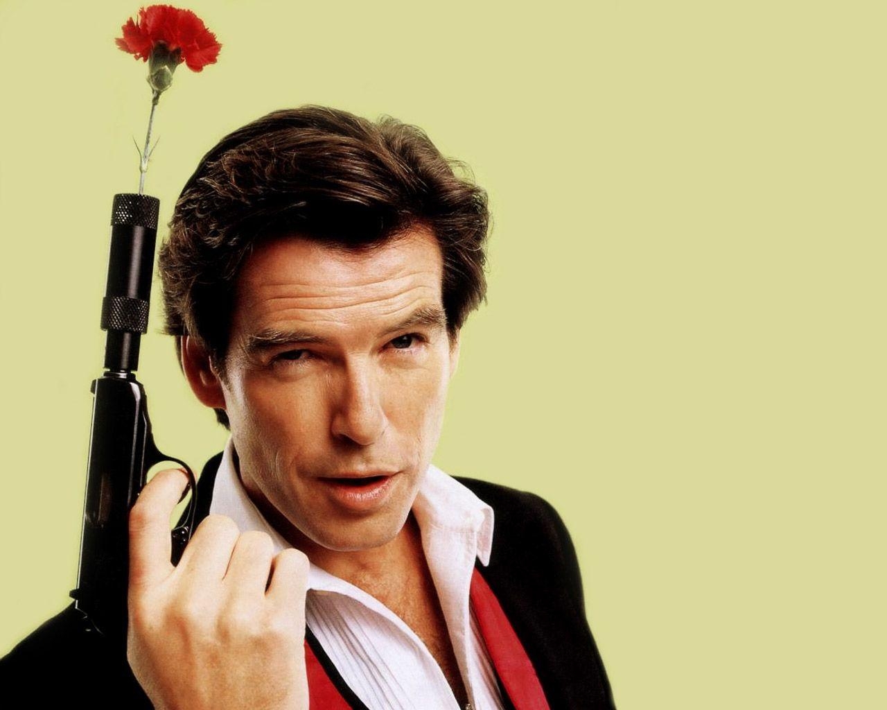 1280x1030 Pierce Brosnan. Oh you adorable thing!, Desktop