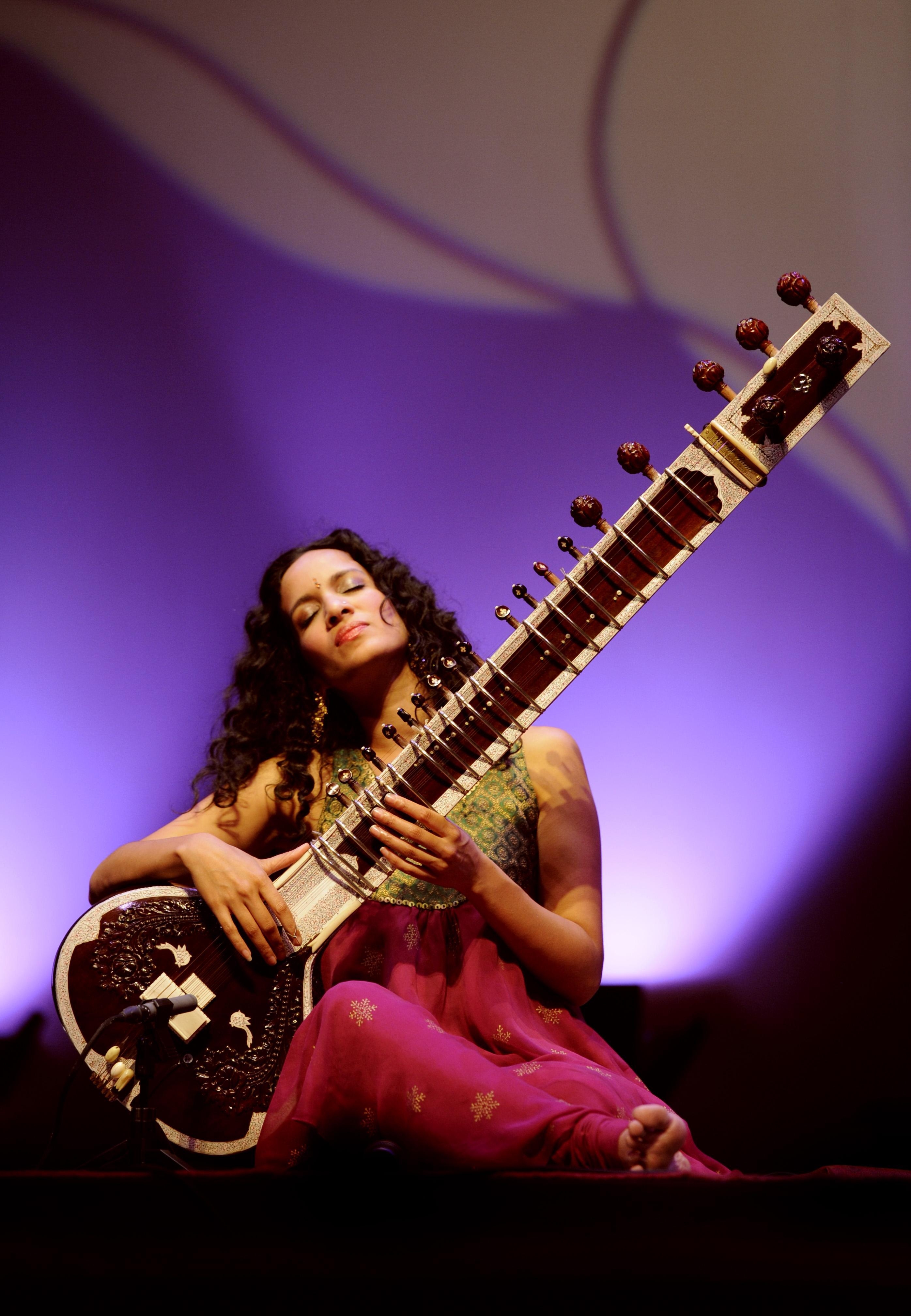 2800x4040 ANOUSHKA SHANKAR, Phone