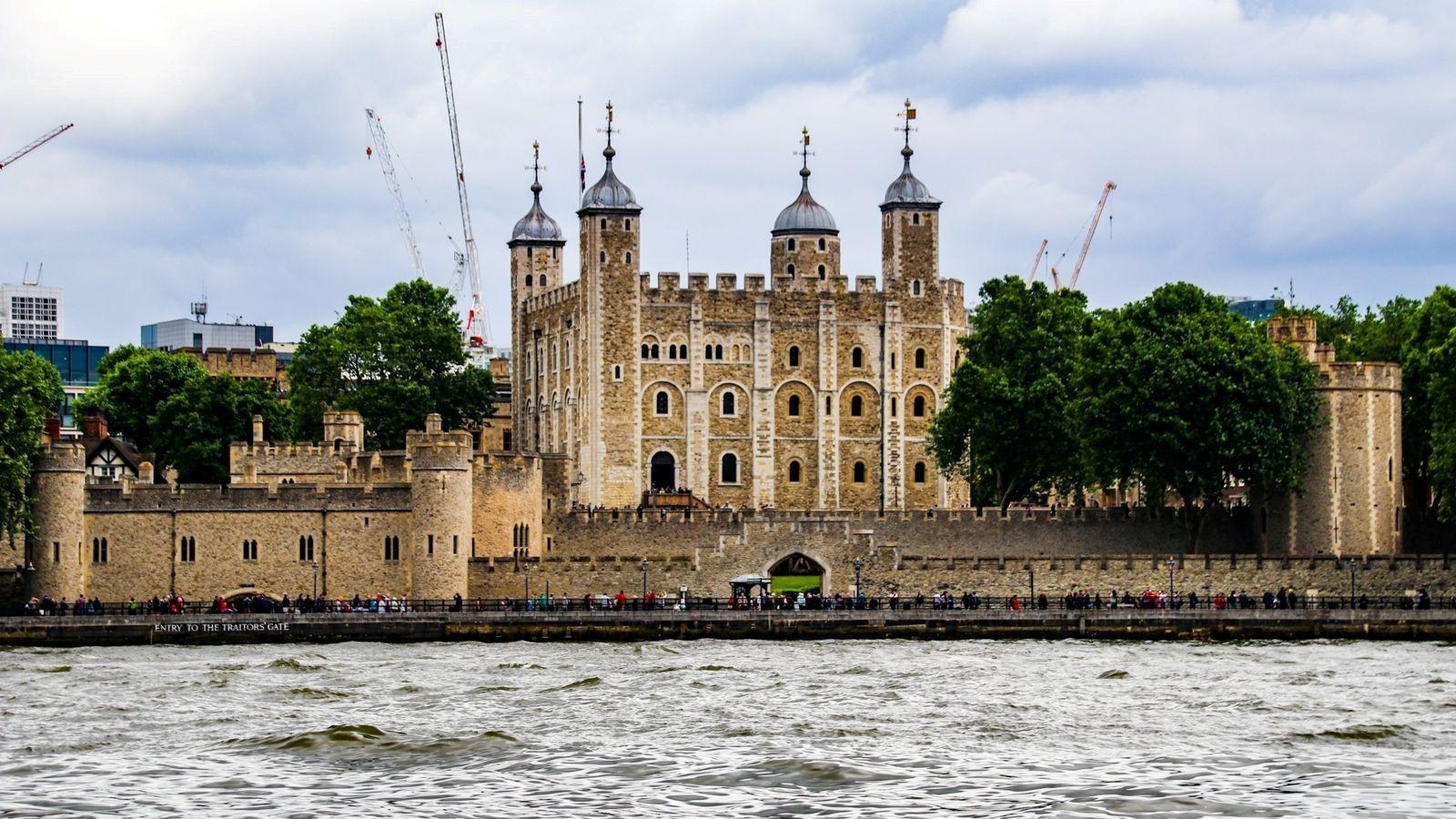 1600x900 Visiting Place Tower of London Castle in London, Desktop