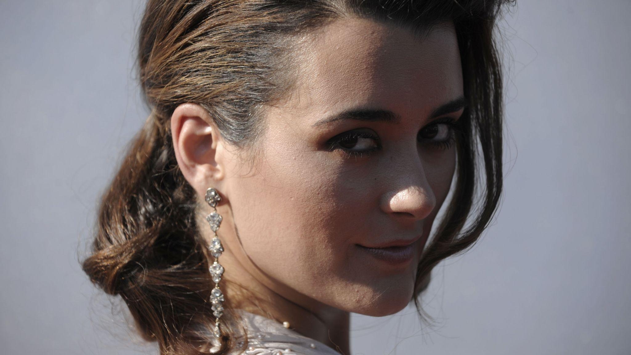 2050x1160 Download Wallpaper  Cote de pablo, Actress, Face, Desktop