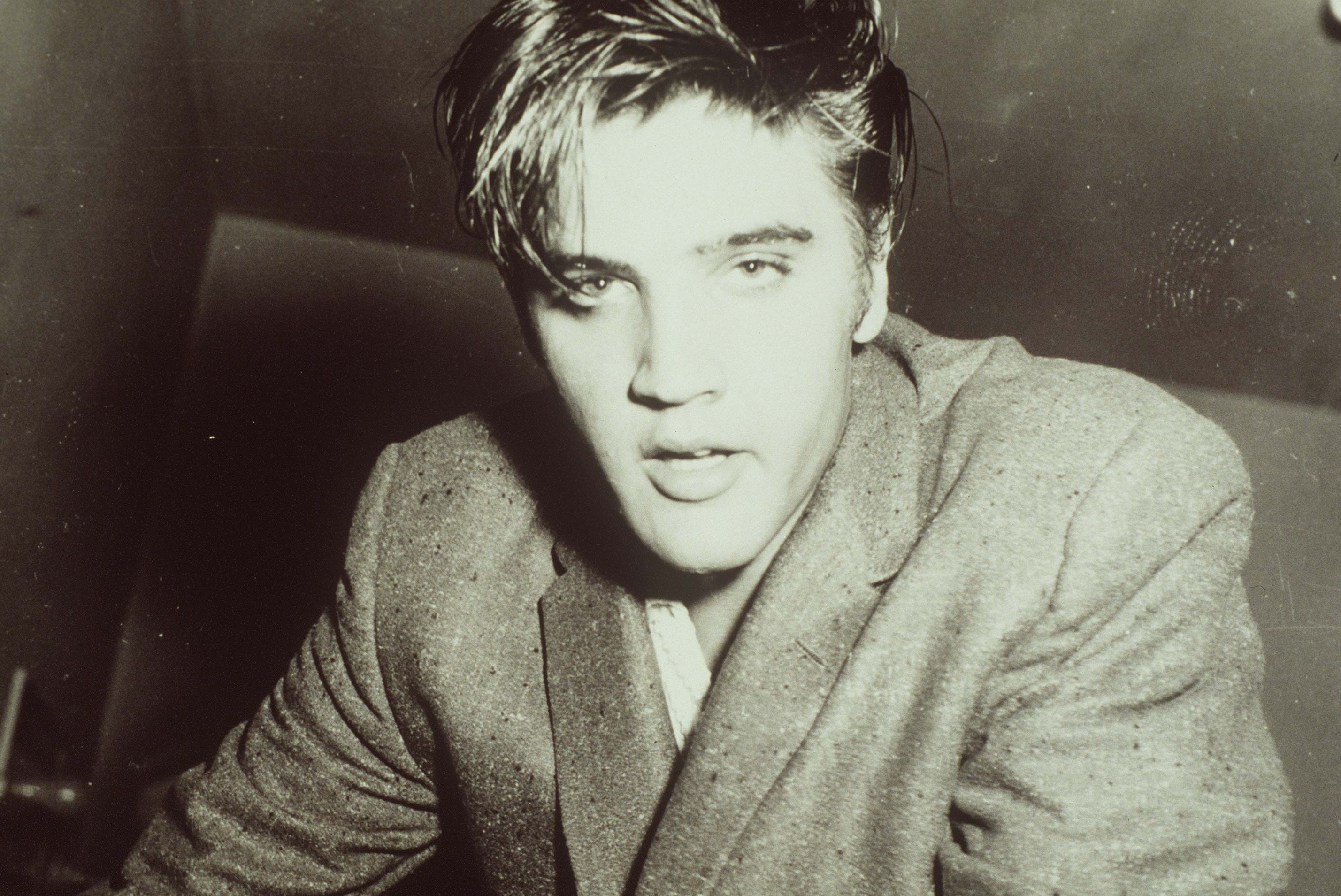 2860x1910 Elvis Presley On The Stage X Wallpaper, Desktop