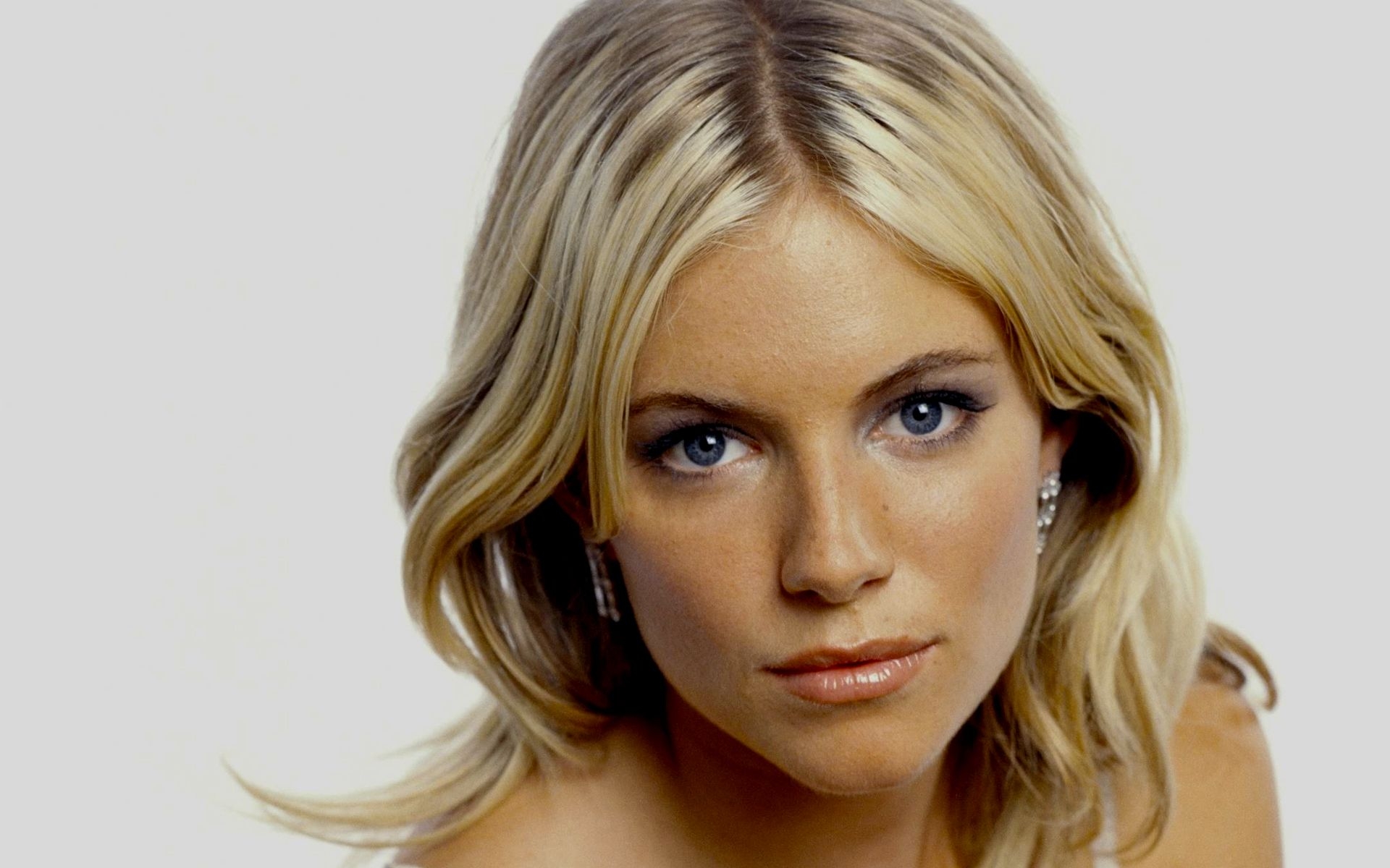 1920x1200 September 2015 Sienna Miller Desktop Wallpaper, Desktop