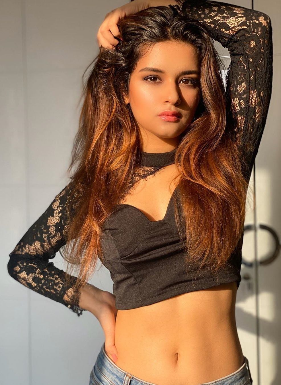 990x1350 Avneet Kaur Navel Turns Me Hard Evey Time, R Hot_Hot_bollywood, Phone