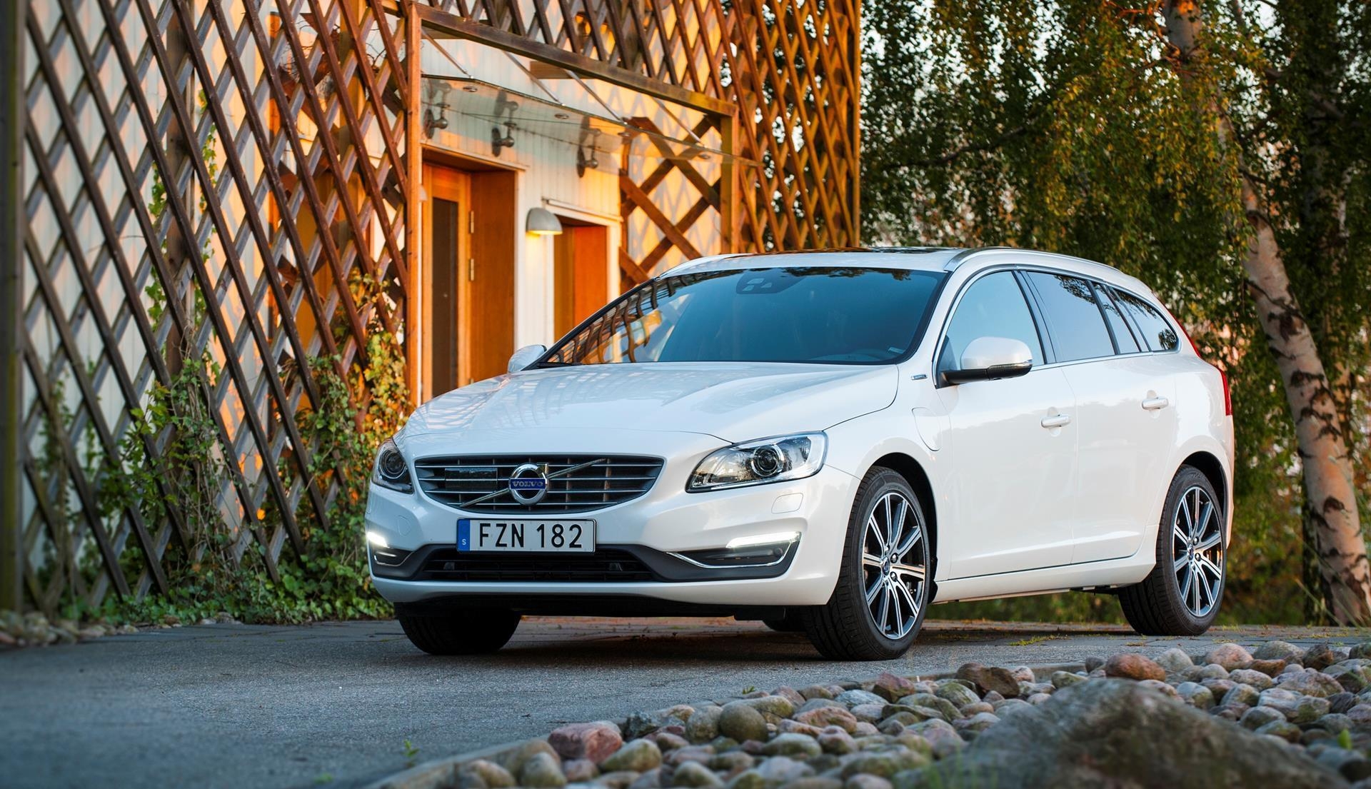 1920x1110 Volvo V60 News and Information, Desktop