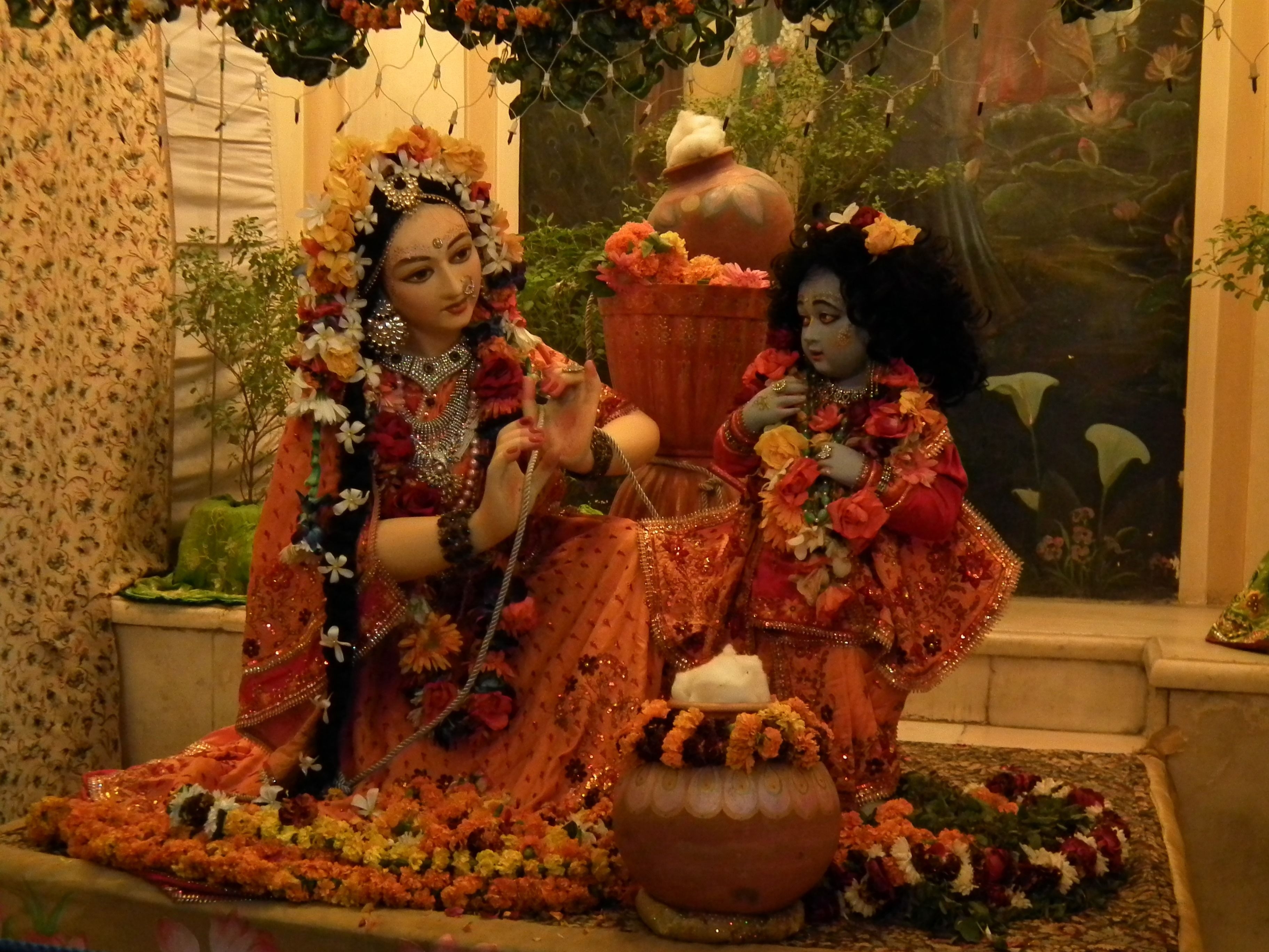 3650x2740 Krishna with Yashoda at ISKCON Vrindavan, Desktop