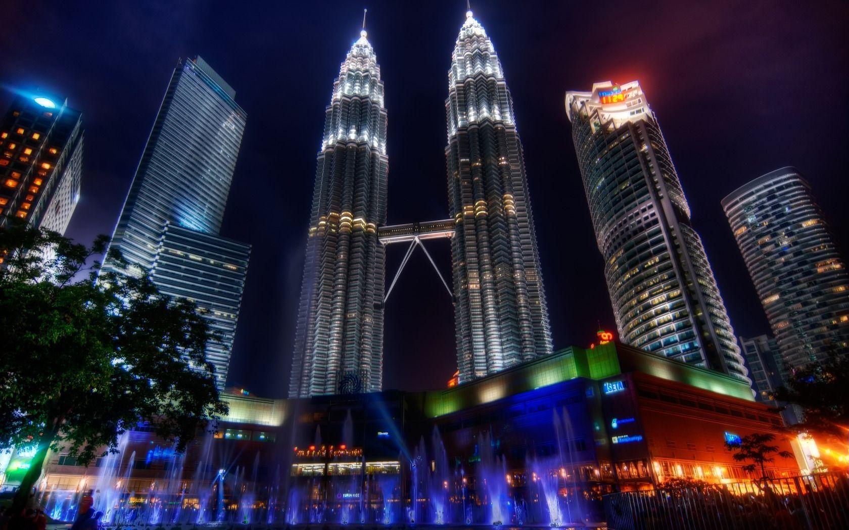 1680x1050 Petronas Twin Towers, pair of skyscraper office buildings in Kuala, Desktop