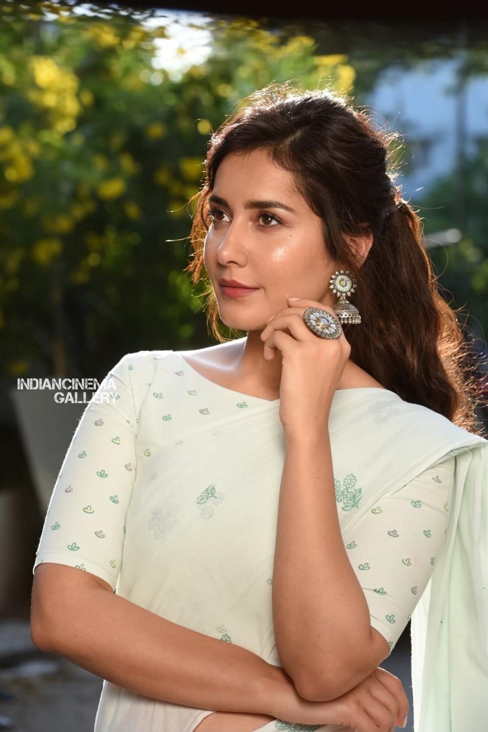 1000x1500 Raashi Khanna Photo Shoot In White Saree 6, Phone