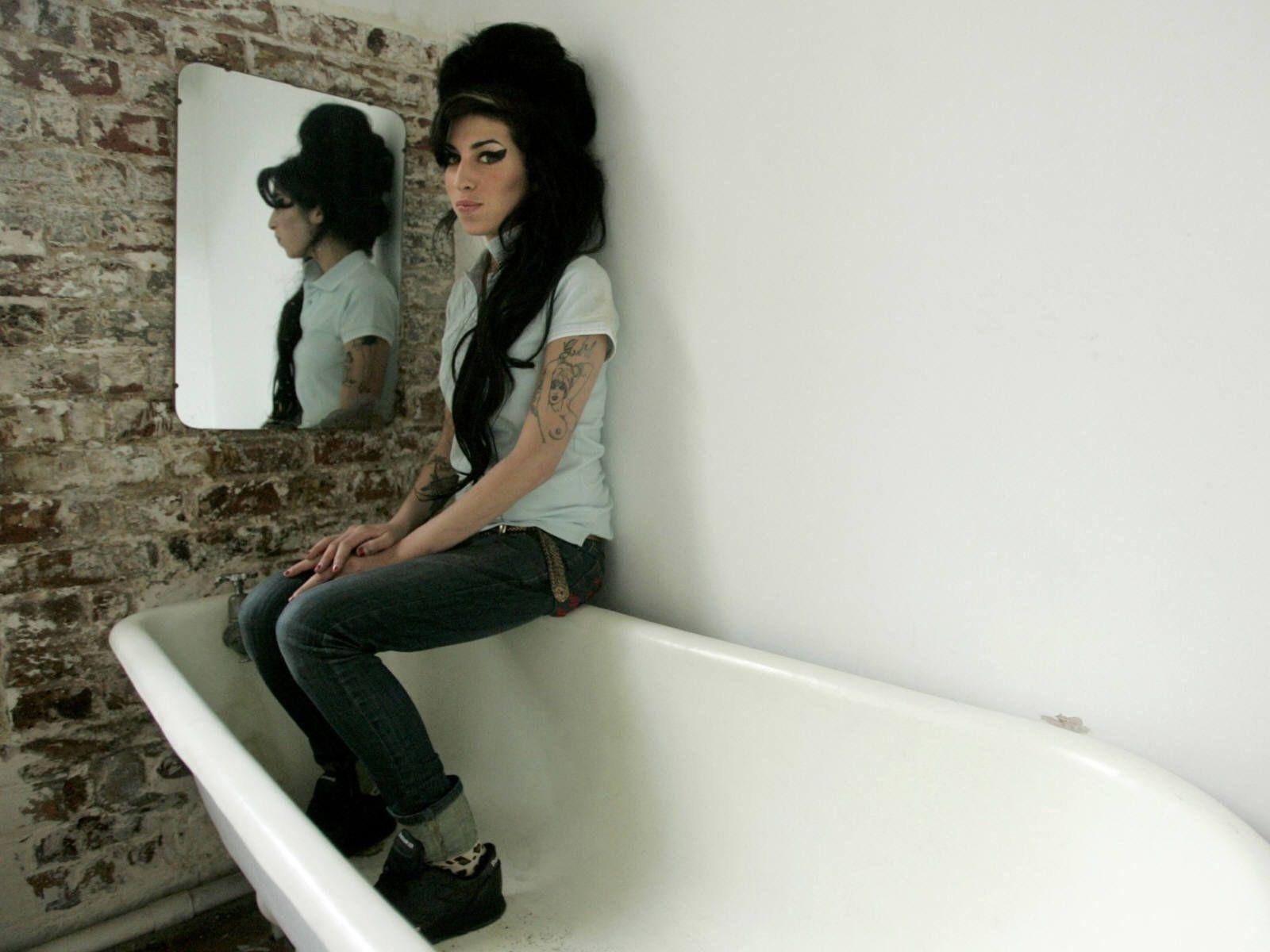 1600x1200 Amy Winehouse Beauty And Pose, Desktop