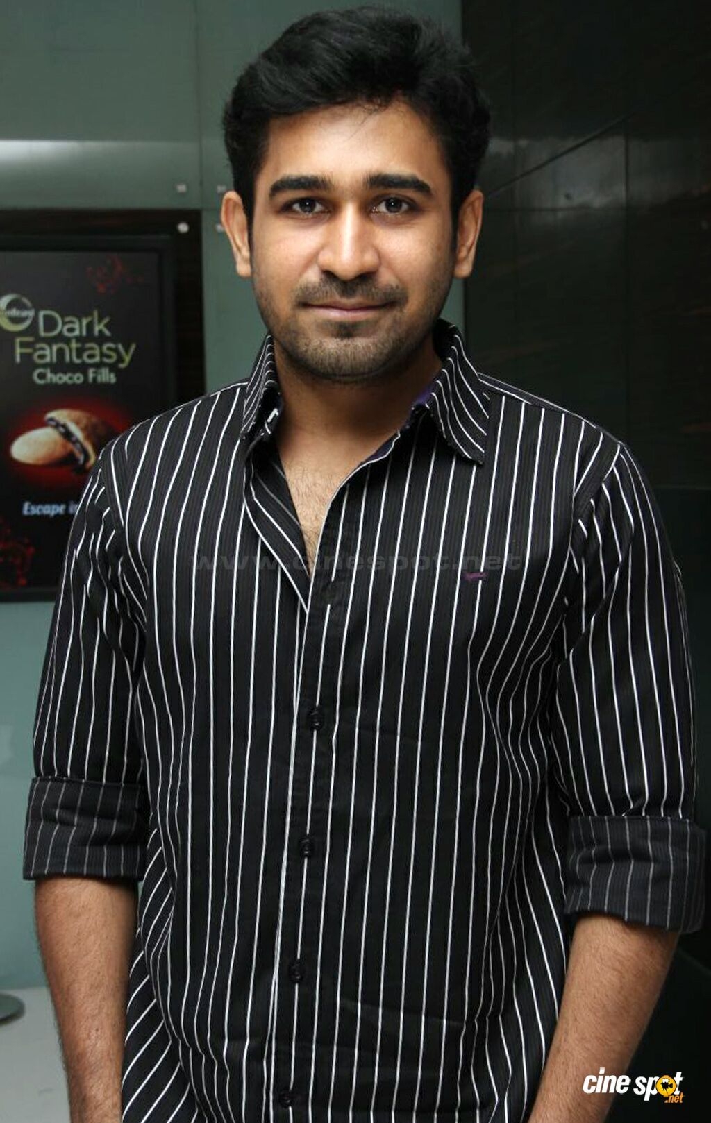 1030x1620 Vijay Antony at Yaaruda Mahesh Launch (2), Phone