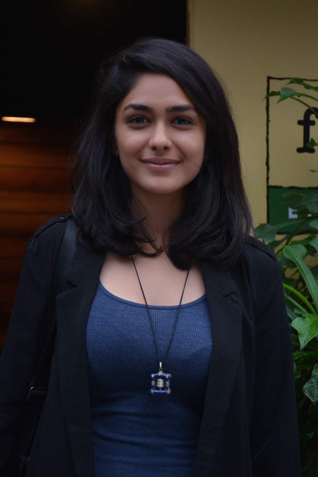 1070x1600 Mrunal Thakur Photo HD, Phone
