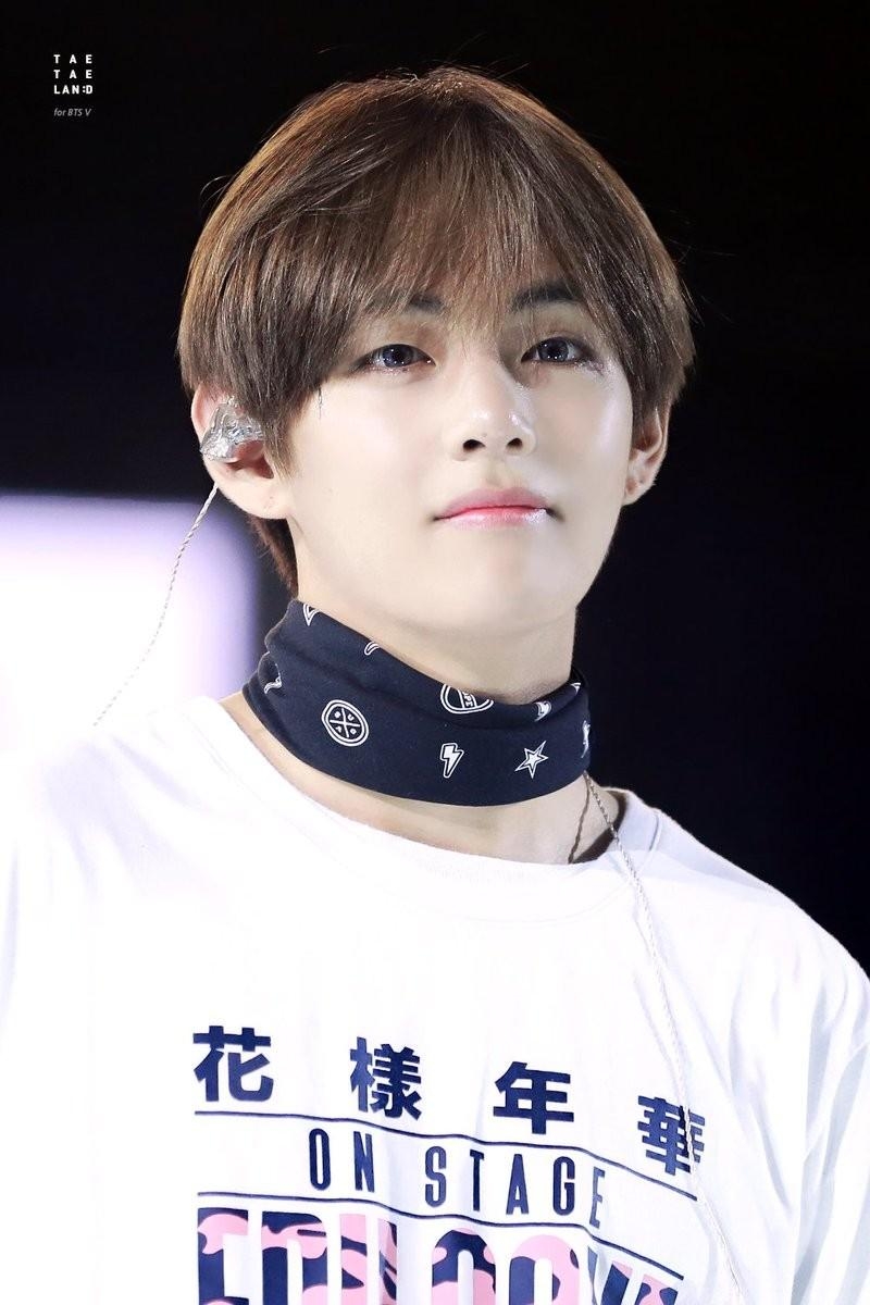 800x1200 CsS5aGuUAAAUCk2 17 Bts Taehyung, Phone