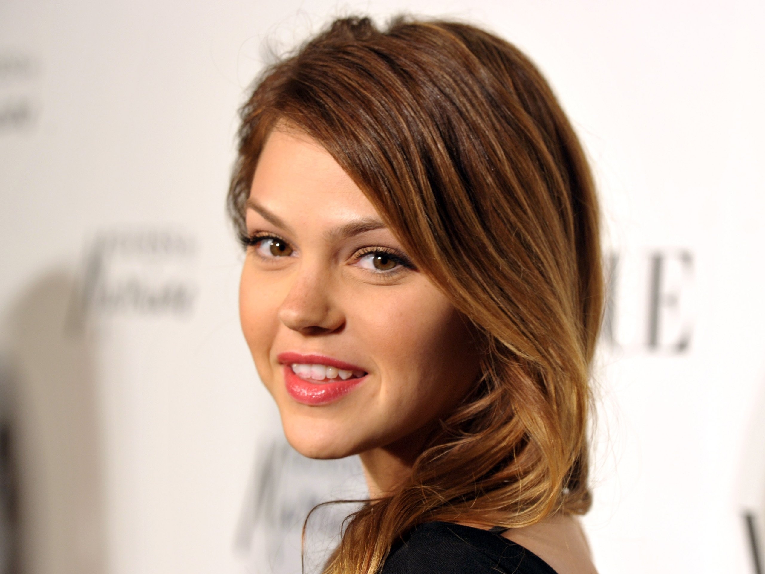 2560x1920 Aimee Teegarden Smile Wallpaper Photo 53371 px, Desktop