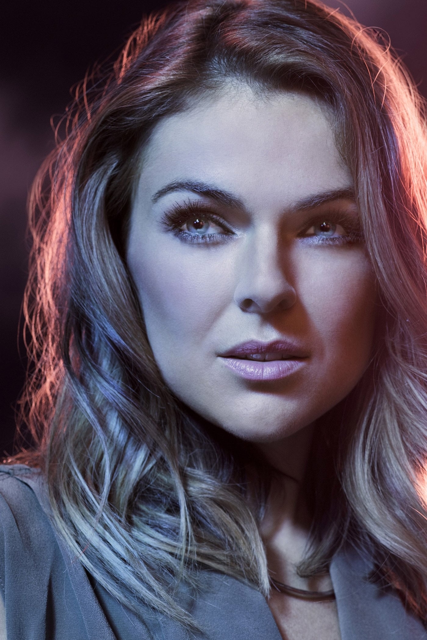 1400x2100 Serinda Swan Image, Phone