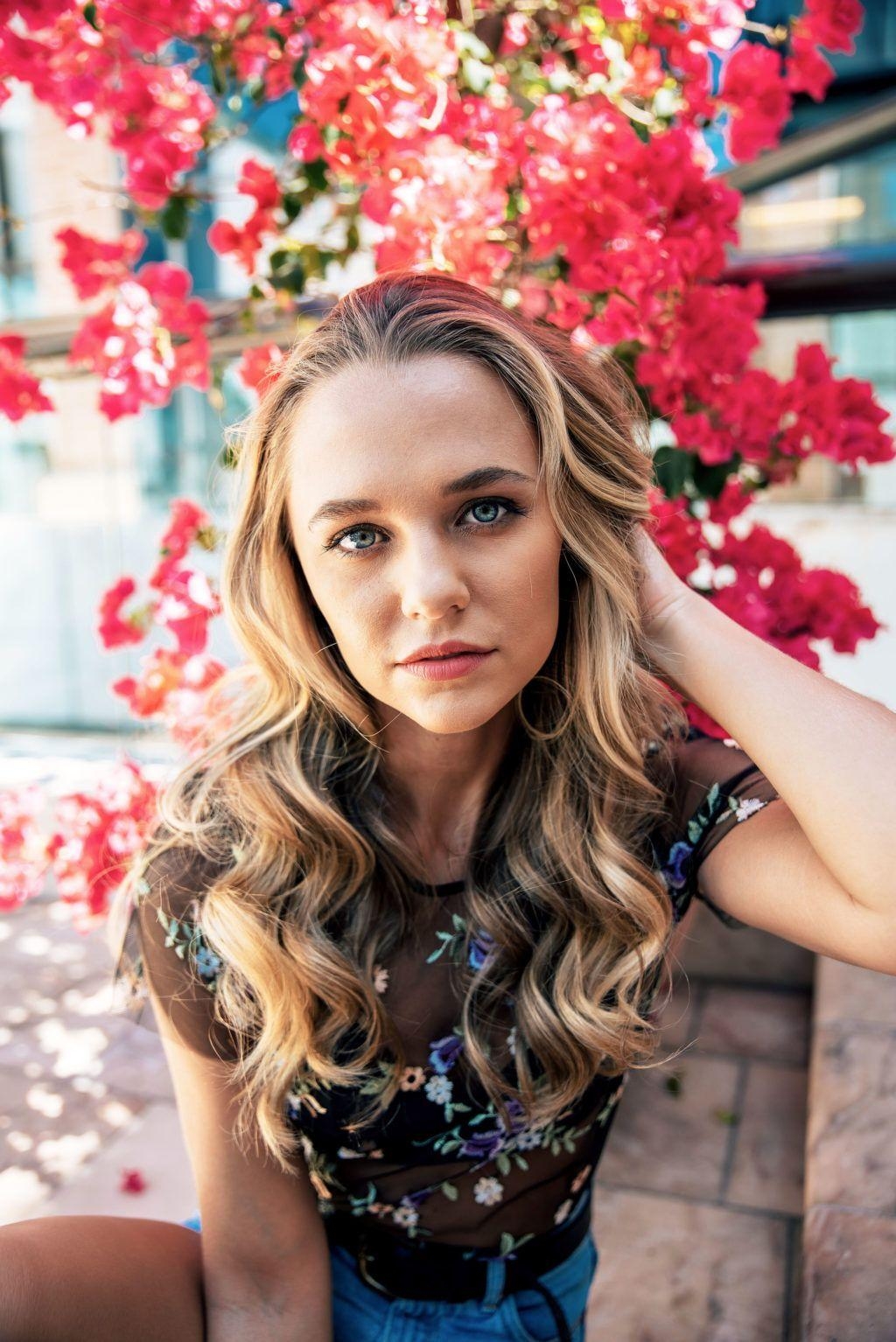 1030x1540 Jumanji: Welcome to the Jungle' Star Madison Iseman on Her, Phone