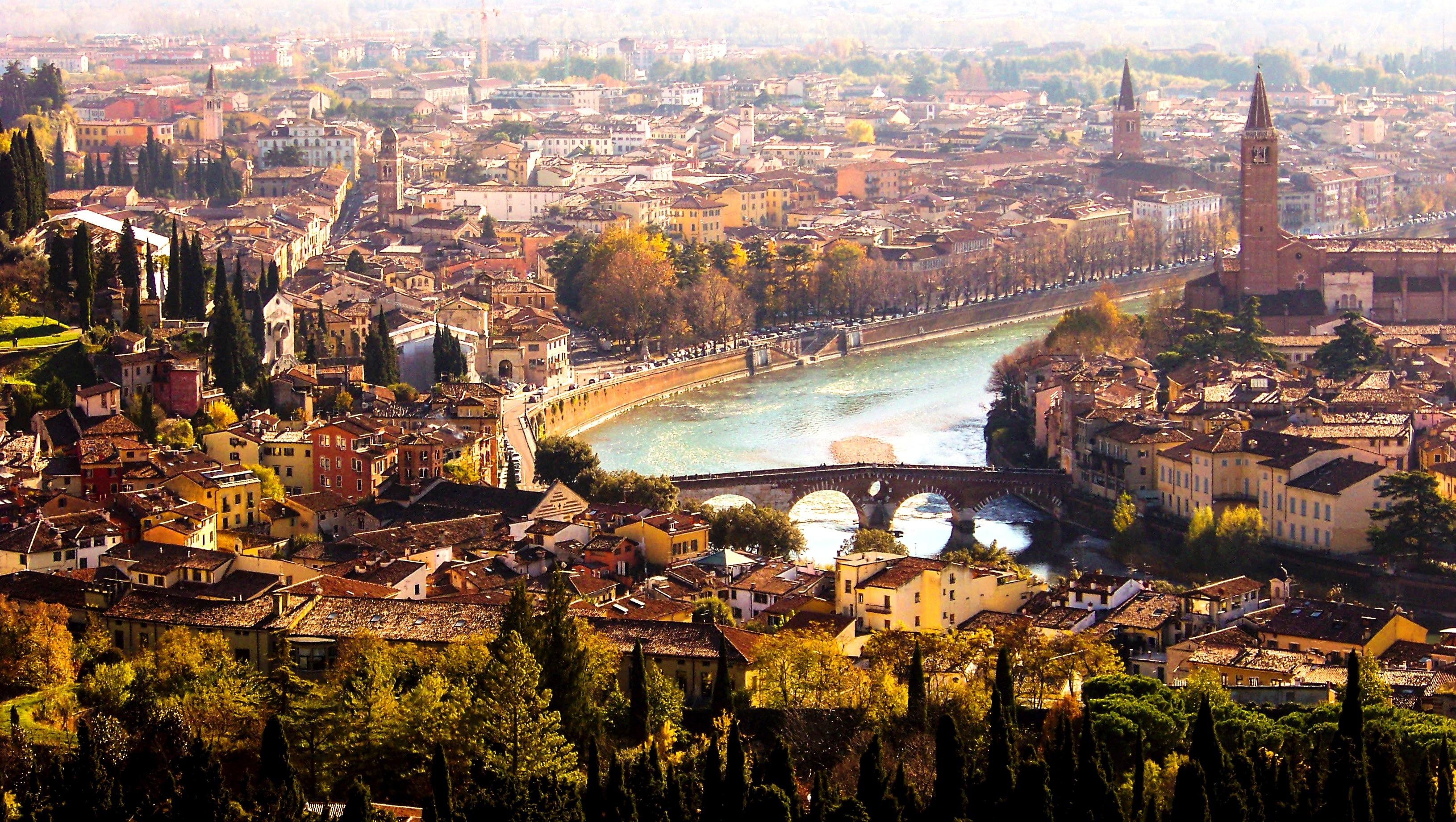 3270x1850 px Verona 2208.97 KB, Desktop