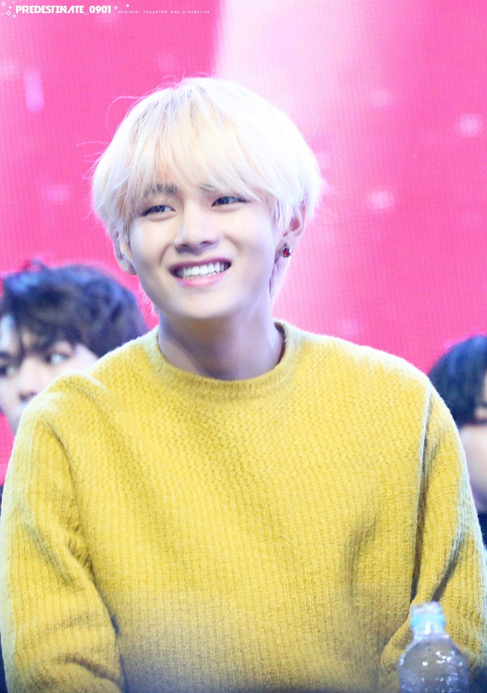 1000x1430 Times BTS's V Proved He Has The Most Adorable Box Smile. Taehyung smile, Bts v, Taehyung, Phone