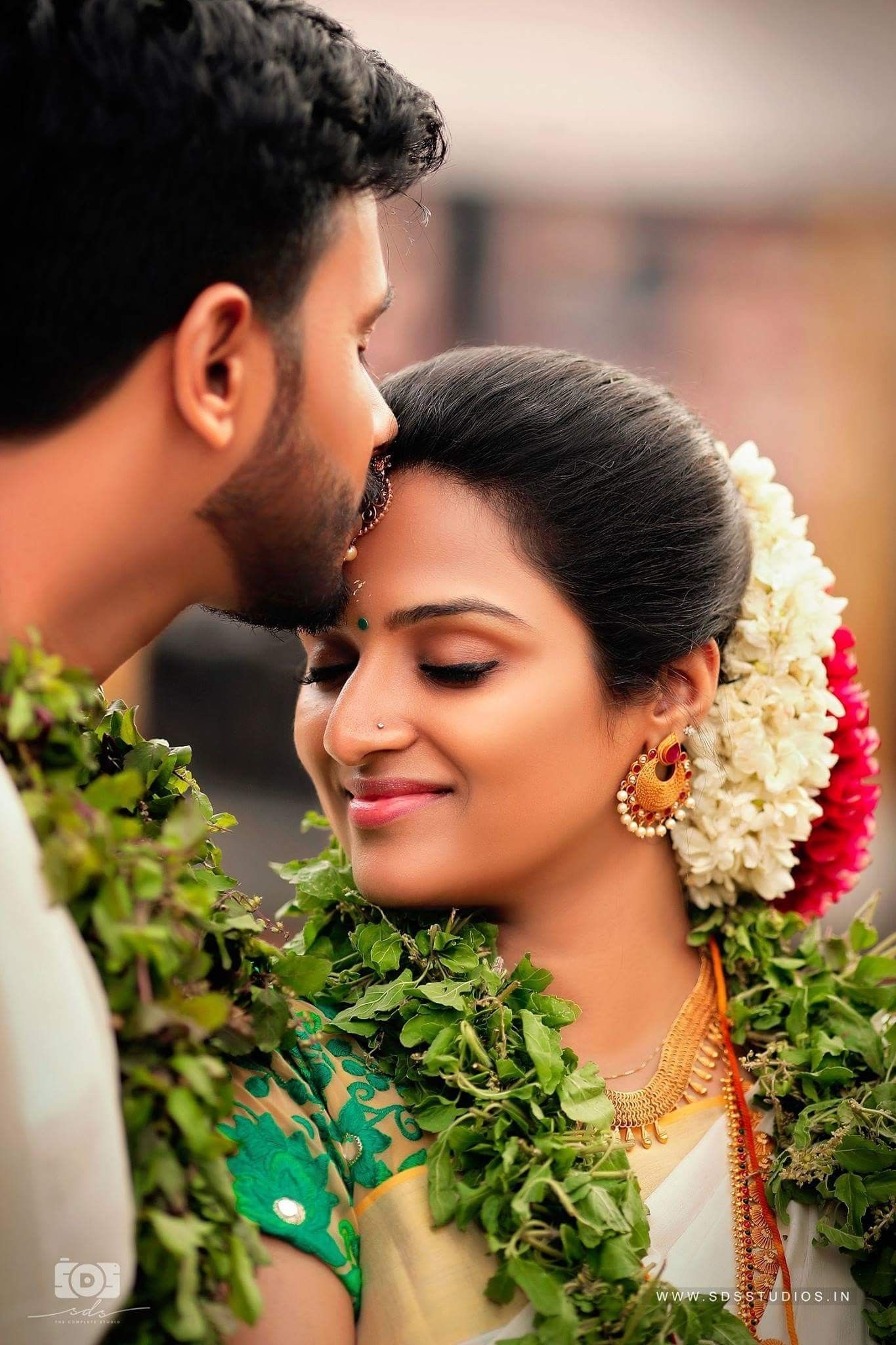 1370x2050 Gorgeous Kerala Couple. Indian wedding photography poses, Wedding couple poses photography, Marriage photography, Phone