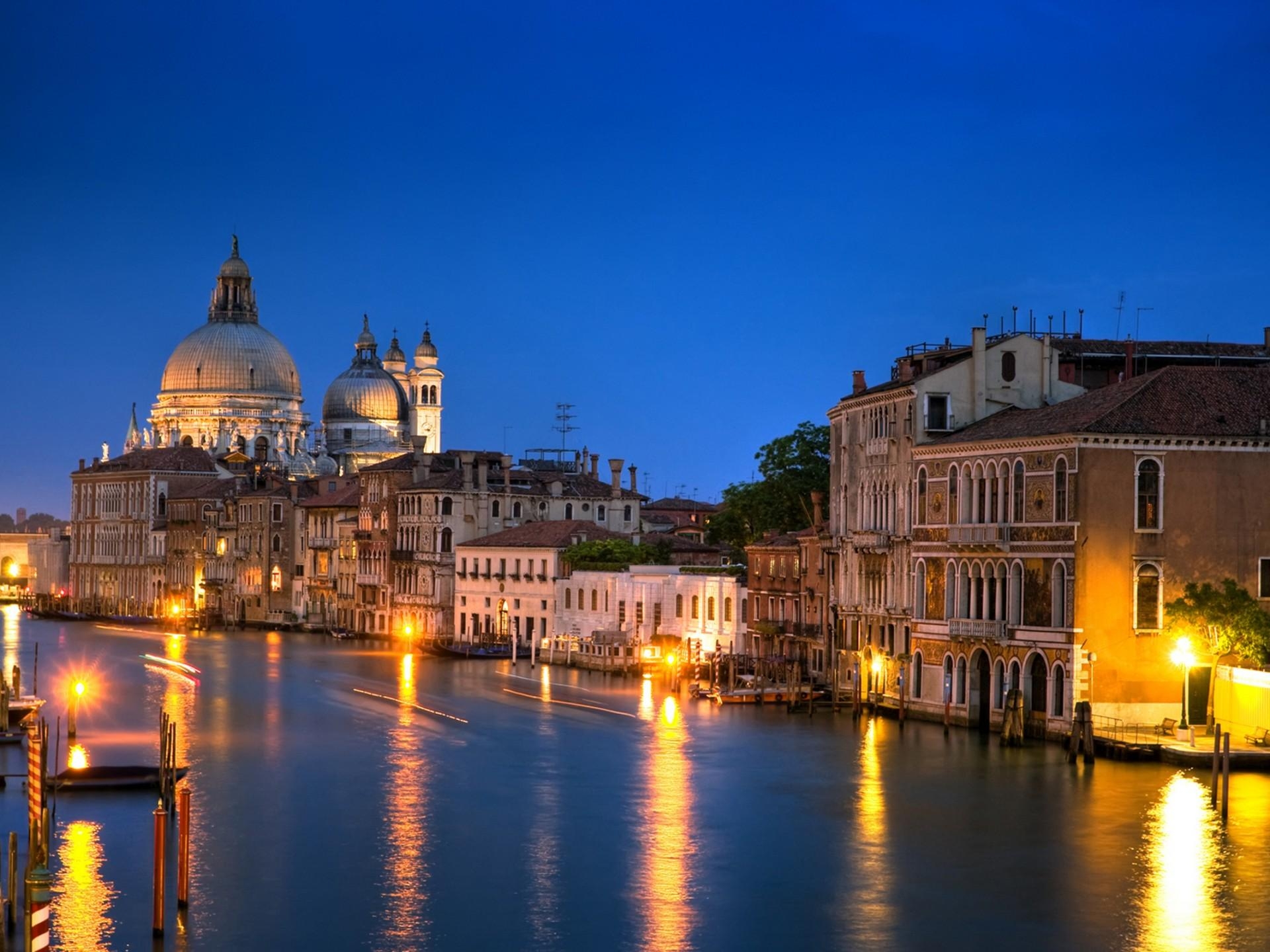 1920x1440 Wallpaper popular max - (Balcony with flowers in Verona), Desktop