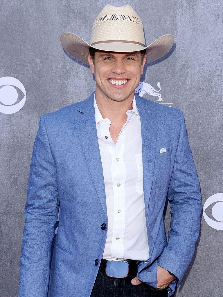 770x1030 Dustin Lynch Literally Never Takes Off His Cowboy Hat And I Have 16, Phone