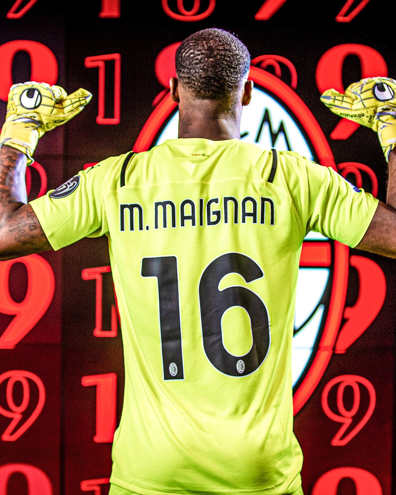 1280x1600 Gallery: Mike Maignan unveiled as a new Milan player first day at the club, Phone