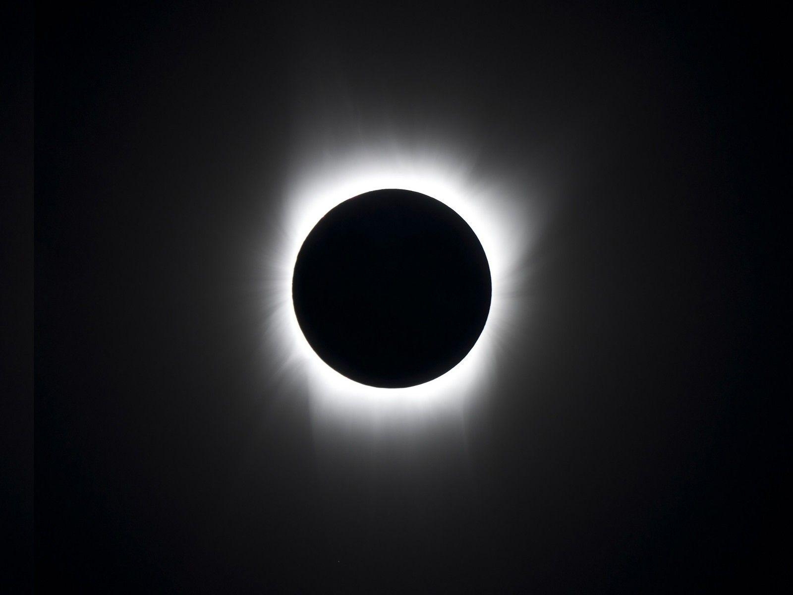 1600x1200 Blot out the sun with these eclipse wallpaper, Desktop