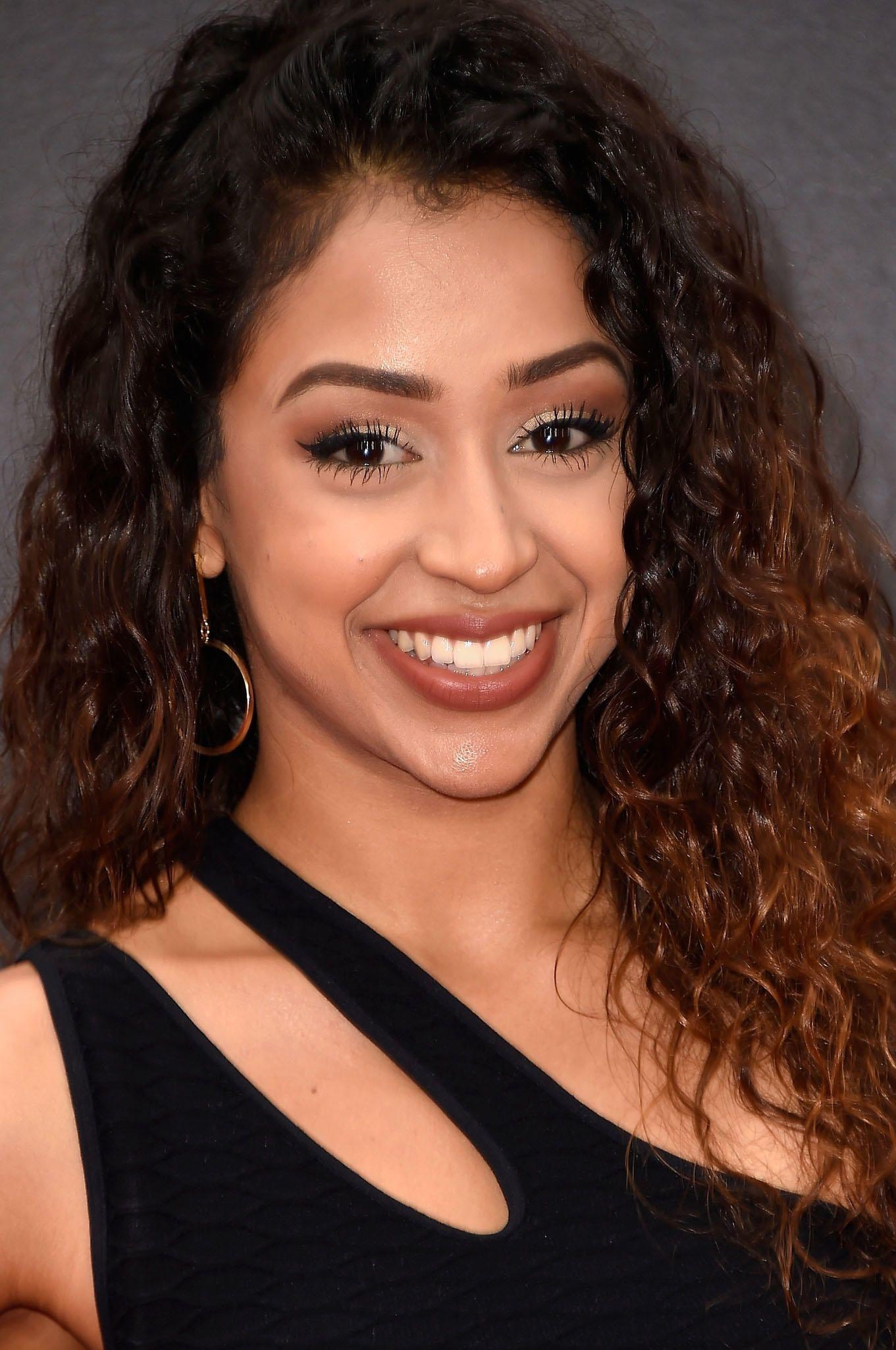 1370x2050 Liza Koshy image information, Phone