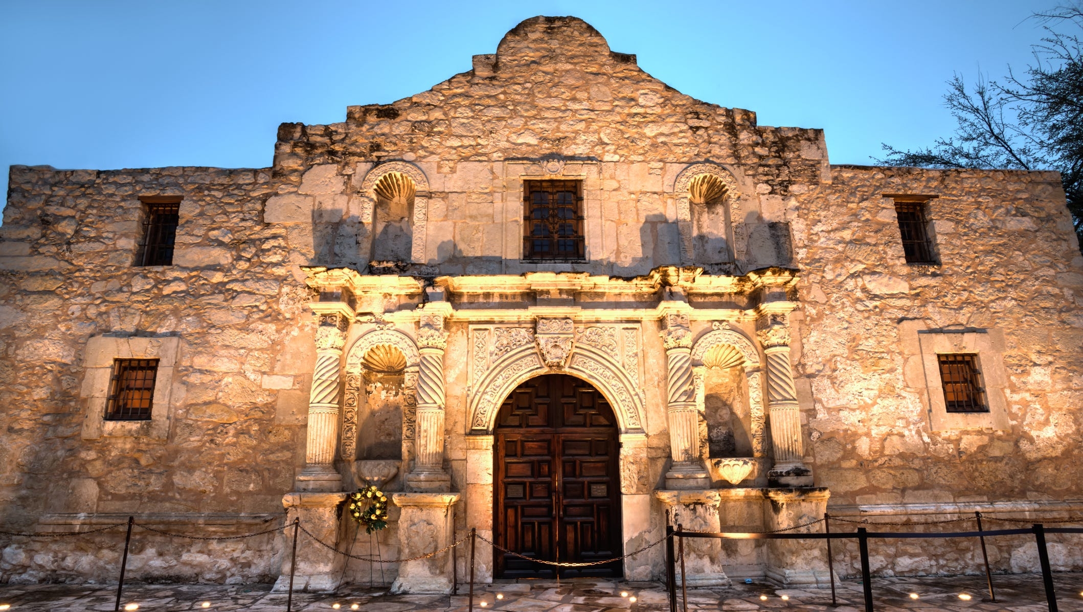 2120x1200 The Alamo: Photo of the San Antonio landmark, Desktop