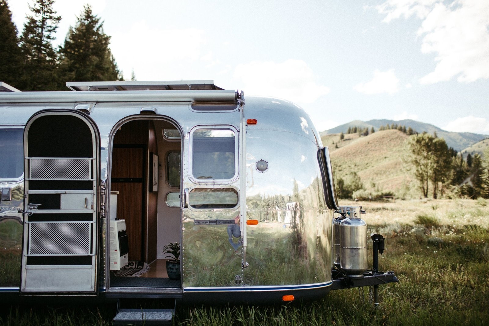 1600x1070 Vintage Airstream Renovation Ideas and Inspiration, Desktop