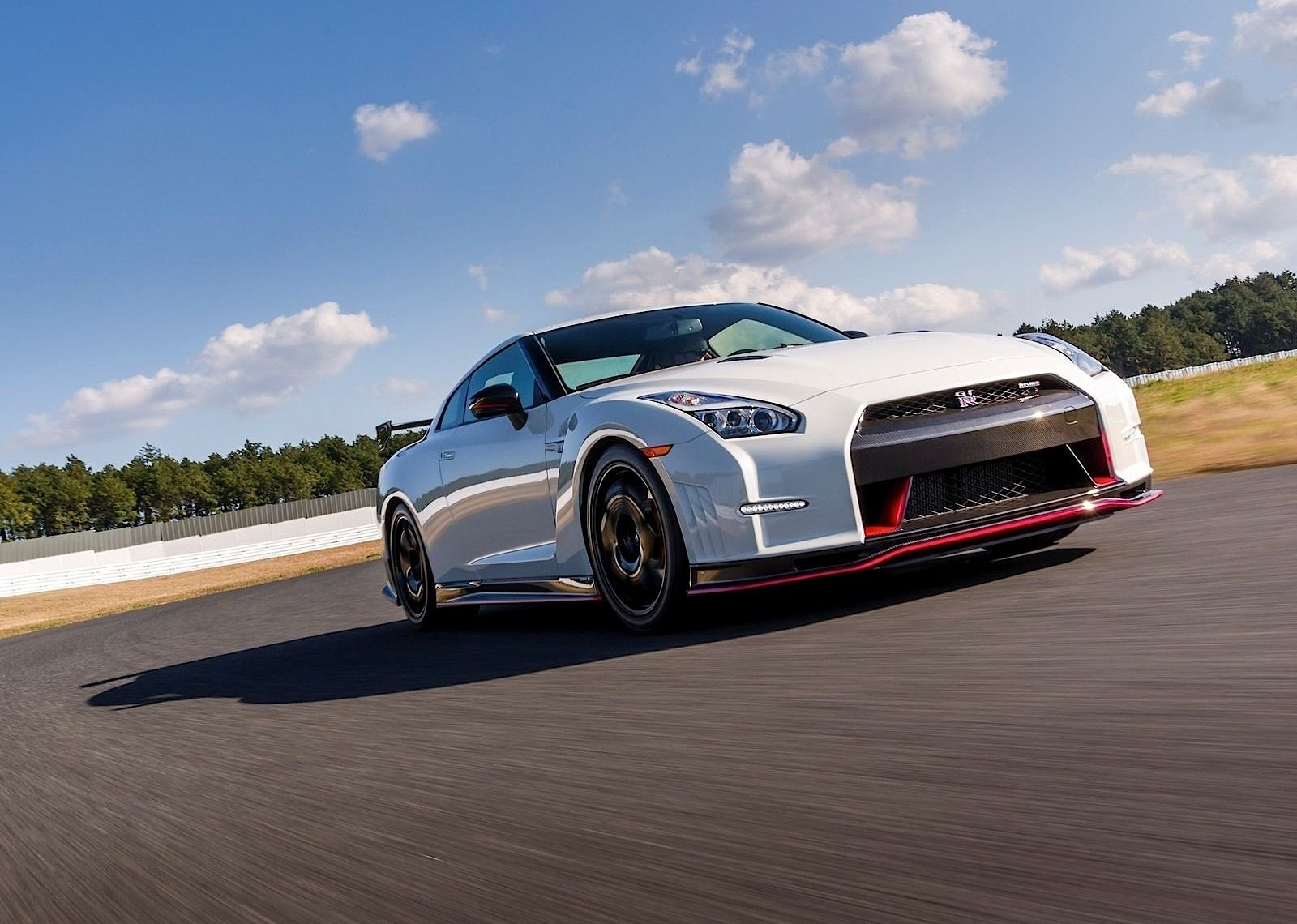 1600x1140 Nissan GT R Nismo Priced In Europe From €950 / £995, Desktop