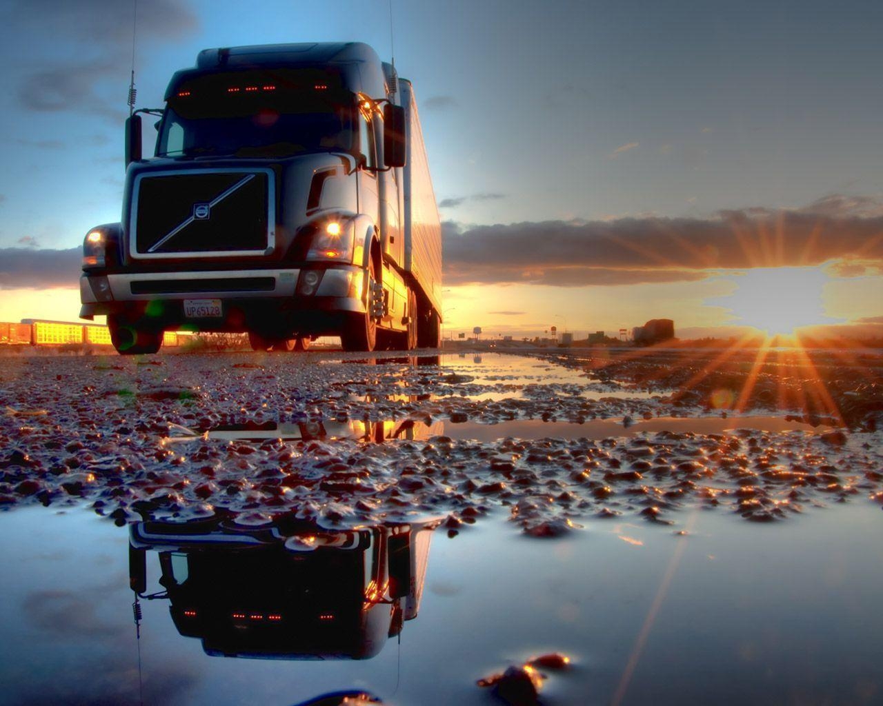 1280x1030 Volvo Semi Truck Wallpaper, Desktop