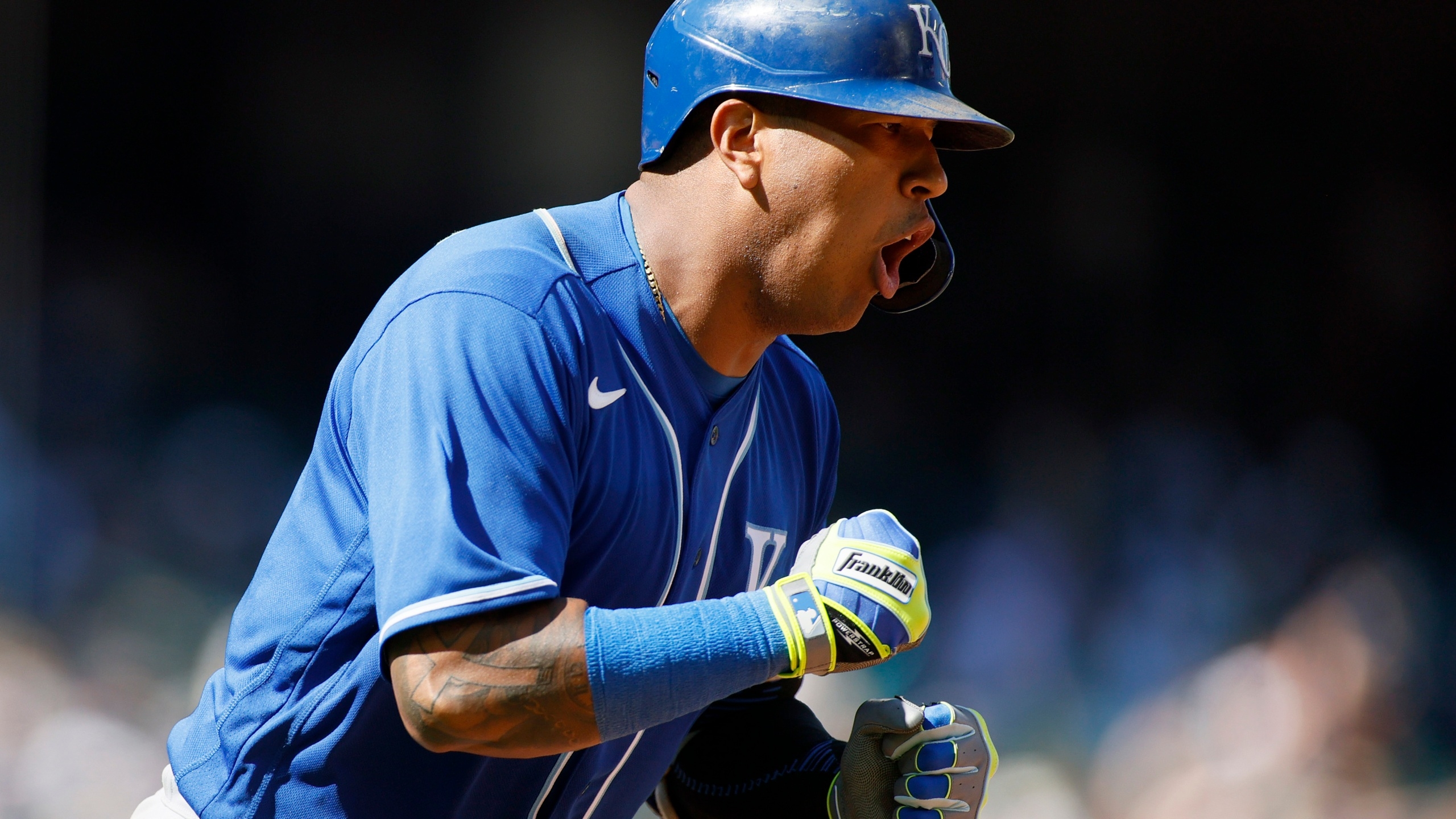 2560x1440 Salvador Perez homers in fifth straight game, Desktop