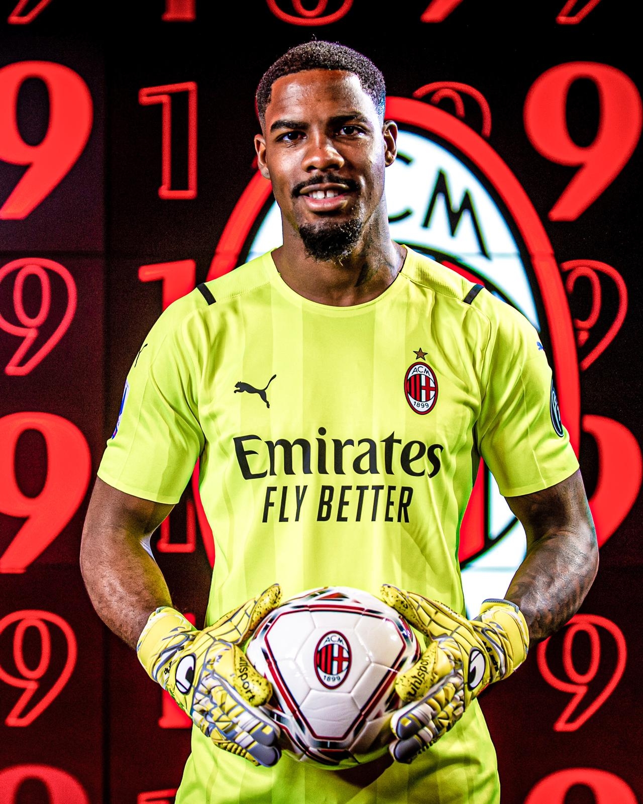 1280x1600 Gallery: Mike Maignan unveiled as a new Milan player first day at the club, Phone