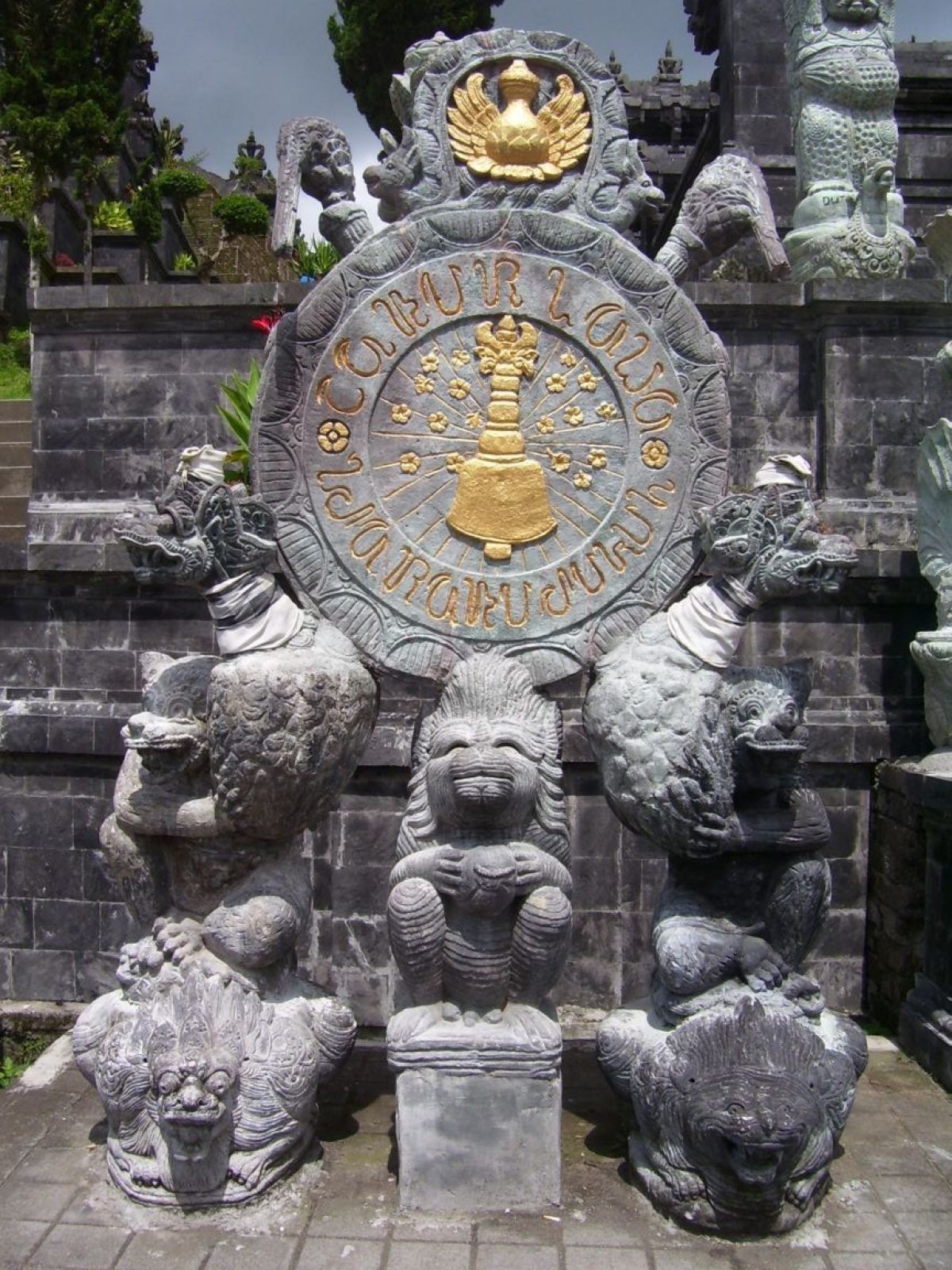 1200x1600 Surya Majapahit Mojokerto Indonesia Tpweb. फोटो शेयर छवियाँ, Phone