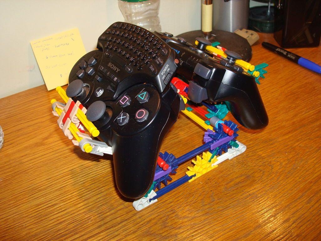 1030x770 Knex PS3 Controller Stand, Desktop