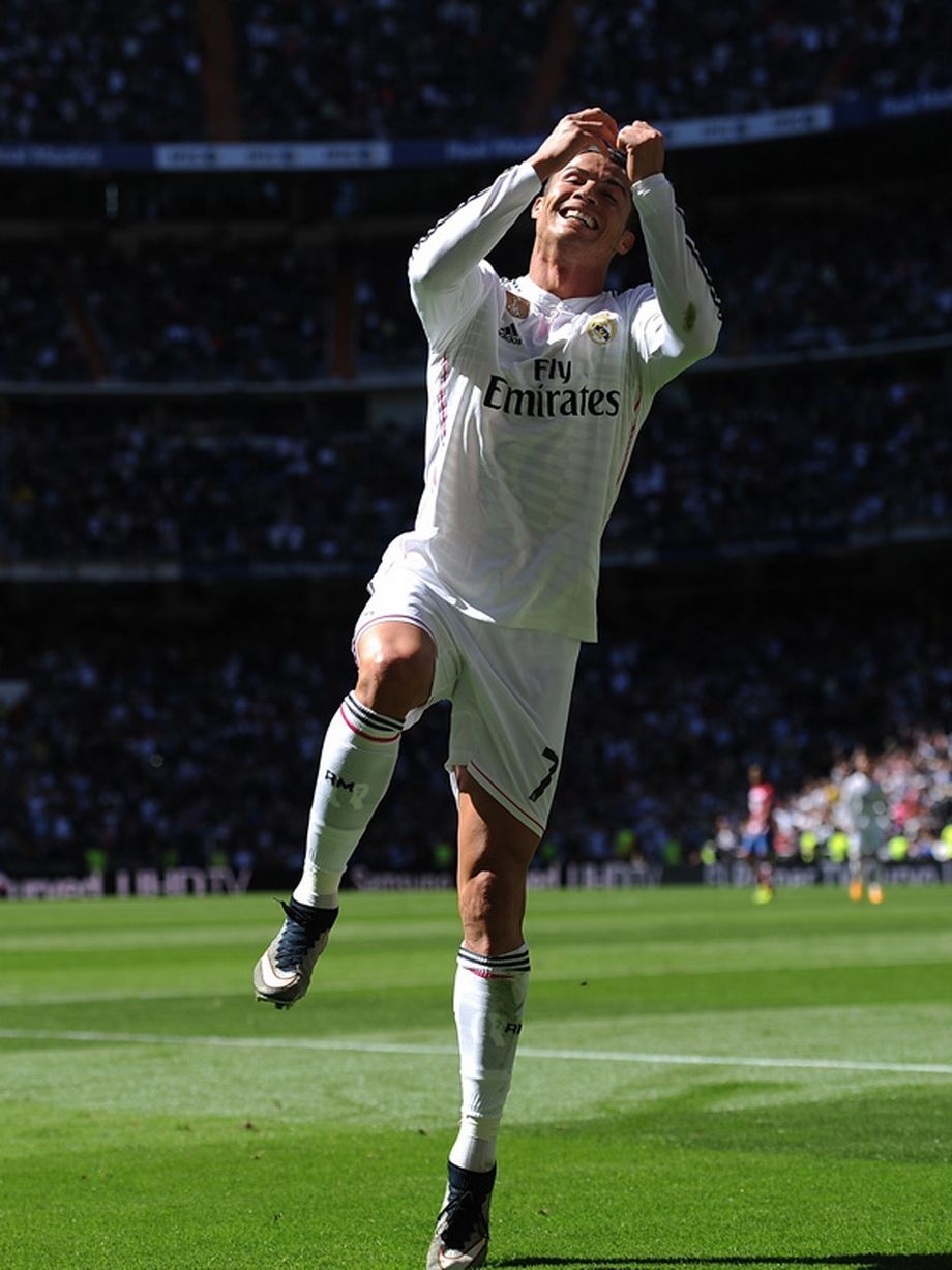 920x1230 Cristiano Ronaldo Jumps Over Marcelo, Phone